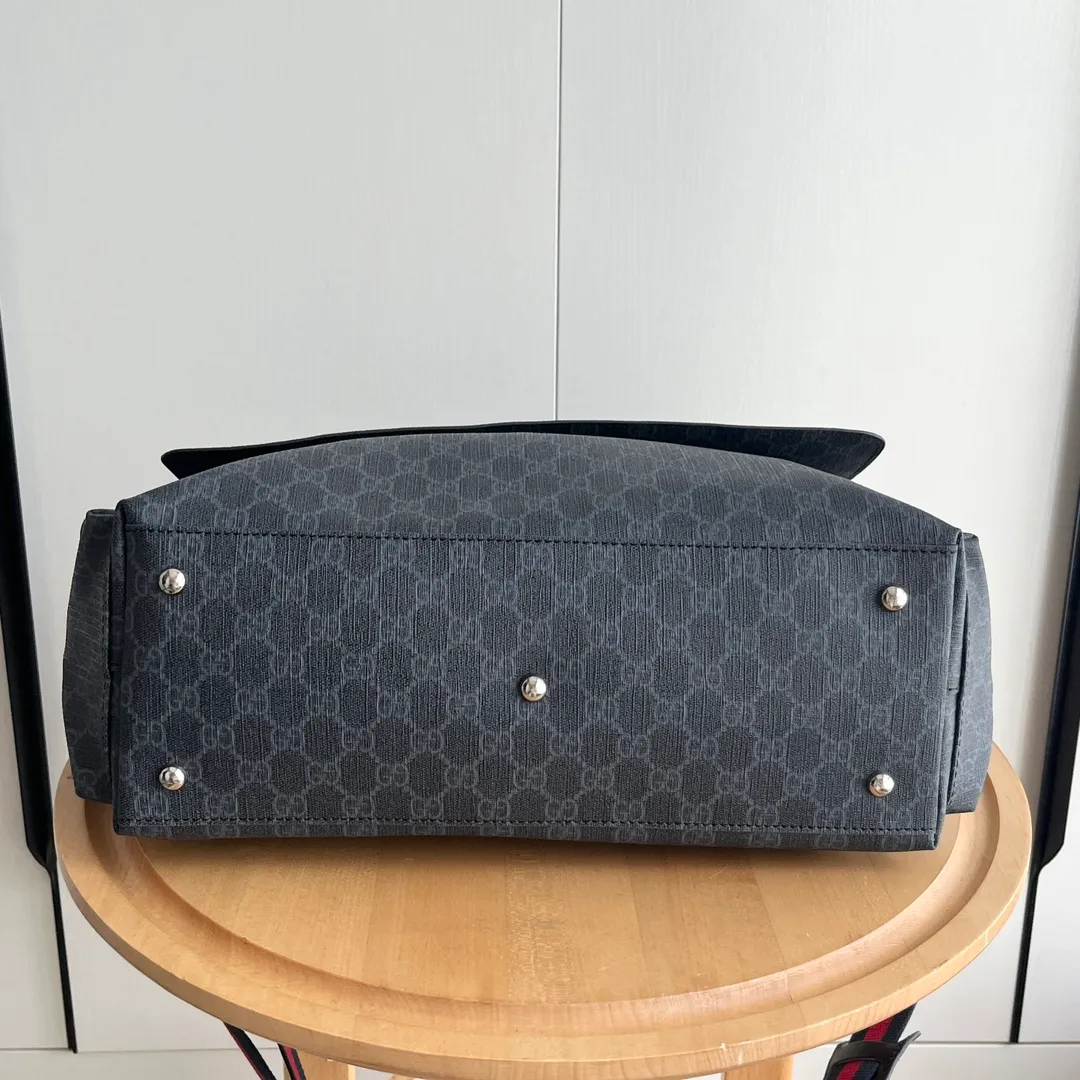 Actual shot #💰380 Model: 211131 black Size: 44×28×14cm GUCCI’s big fire mommy bag, also known as diaper bag, has a large capacity and has side pockets on both sides to hold water bottles. The large flip-top design is very convenient and comes with a folding pad. Unisex style! Made of imported fabrics and brown leather, adjustable shoulder straps