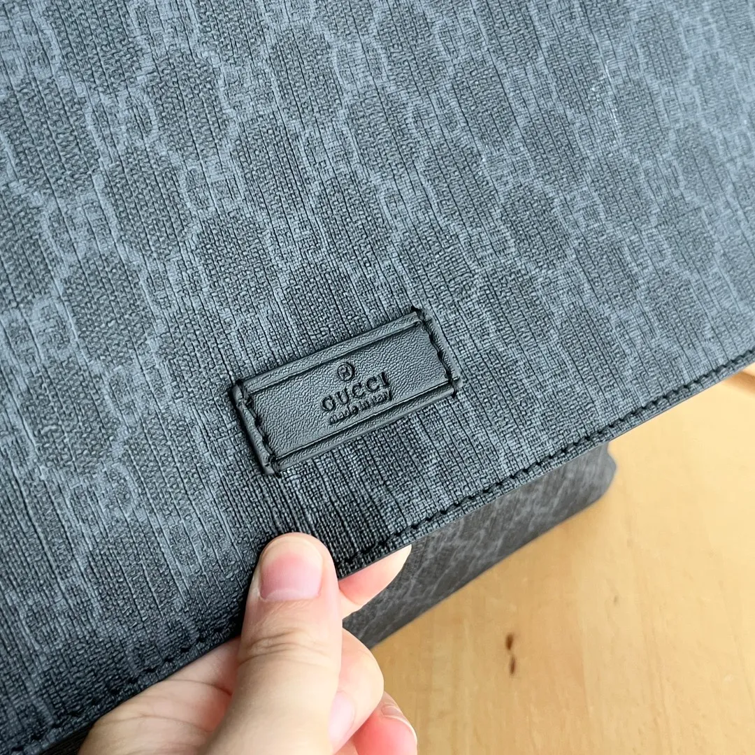 Actual shot #💰380 Model: 211131 black Size: 44×28×14cm GUCCI’s big fire mommy bag, also known as diaper bag, has a large capacity and has side pockets on both sides to hold water bottles. The large flip-top design is very convenient and comes with a folding pad. Unisex style! Made of imported fabrics and brown leather, adjustable shoulder straps