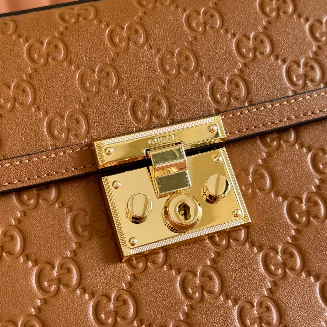 p1380. 💋💋💋 Comes with a full set of original counter packaging [New product] The Padlock series makes a stunning appearance in the 2025 autumn and winter series with fashionable silhouettes, unlocking a variety of carrying methods. This handbag is crafted from GG printed embossed cow leather. Light pink GG printed embossed calfskin Light gold tone hardware Light pink cotton lining Interior: 1 zipped pocket Exterior: 1 open pocket Handle height 7.9 cm Removable and adjustable calfskin shoulder strap (height: 54cm – 60cm; length: 114cm – 125cm) Padlock closure with calfskin keychain Ref.: 838998. Dimensions: 26cm (width) x 18cm (height) x 11.5cm (depth) Weight: approx. 0.8kg