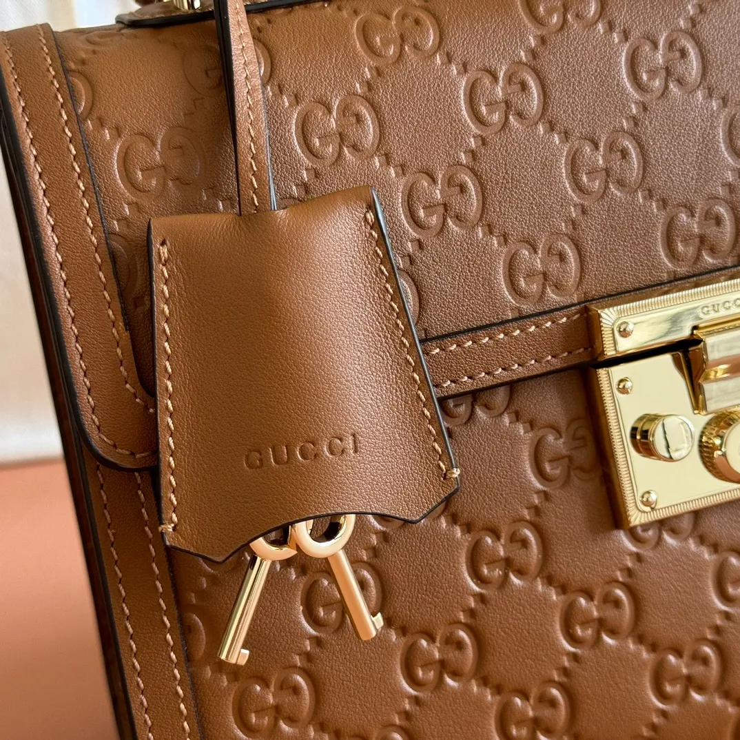 p1380. 💋💋💋 Comes with a full set of original counter packaging [New product] The Padlock series makes a stunning appearance in the 2025 autumn and winter series with fashionable silhouettes, unlocking a variety of carrying methods. This handbag is crafted from GG printed embossed cow leather. Light pink GG printed embossed calfskin Light gold tone hardware Light pink cotton lining Interior: 1 zipped pocket Exterior: 1 open pocket Handle height 7.9 cm Removable and adjustable calfskin shoulder strap (height: 54cm – 60cm; length: 114cm – 125cm) Padlock closure with calfskin keychain Ref.: 838998. Dimensions: 26cm (width) x 18cm (height) x 11.5cm (depth) Weight: approx. 0.8kg