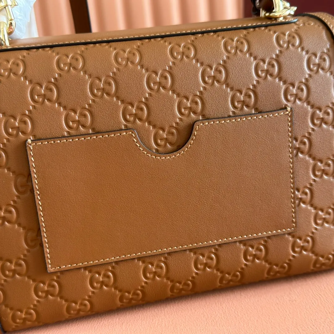 p1380. 💋💋💋 Comes with a full set of original counter packaging [New product] The Padlock series makes a stunning appearance in the 2025 autumn and winter series with fashionable silhouettes, unlocking a variety of carrying methods. This handbag is crafted from GG printed embossed cow leather. Light pink GG printed embossed calfskin Light gold tone hardware Light pink cotton lining Interior: 1 zipped pocket Exterior: 1 open pocket Handle height 7.9 cm Removable and adjustable calfskin shoulder strap (height: 54cm – 60cm; length: 114cm – 125cm) Padlock closure with calfskin keychain Ref.: 838998. Dimensions: 26cm (width) x 18cm (height) x 11.5cm (depth) Weight: approx. 0.8kg