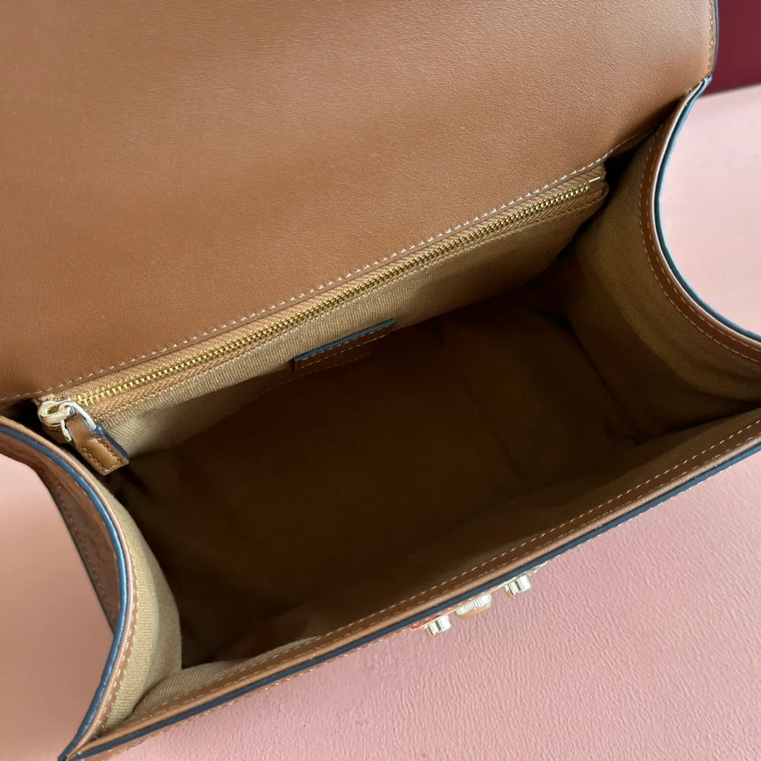 p1380. 💋💋💋 Comes with a full set of original counter packaging [New product] The Padlock series makes a stunning appearance in the 2025 autumn and winter series with fashionable silhouettes, unlocking a variety of carrying methods. This handbag is crafted from GG printed embossed cow leather. Light pink GG printed embossed calfskin Light gold tone hardware Light pink cotton lining Interior: 1 zipped pocket Exterior: 1 open pocket Handle height 7.9 cm Removable and adjustable calfskin shoulder strap (height: 54cm – 60cm; length: 114cm – 125cm) Padlock closure with calfskin keychain Ref.: 838998. Dimensions: 26cm (width) x 18cm (height) x 11.5cm (depth) Weight: approx. 0.8kg