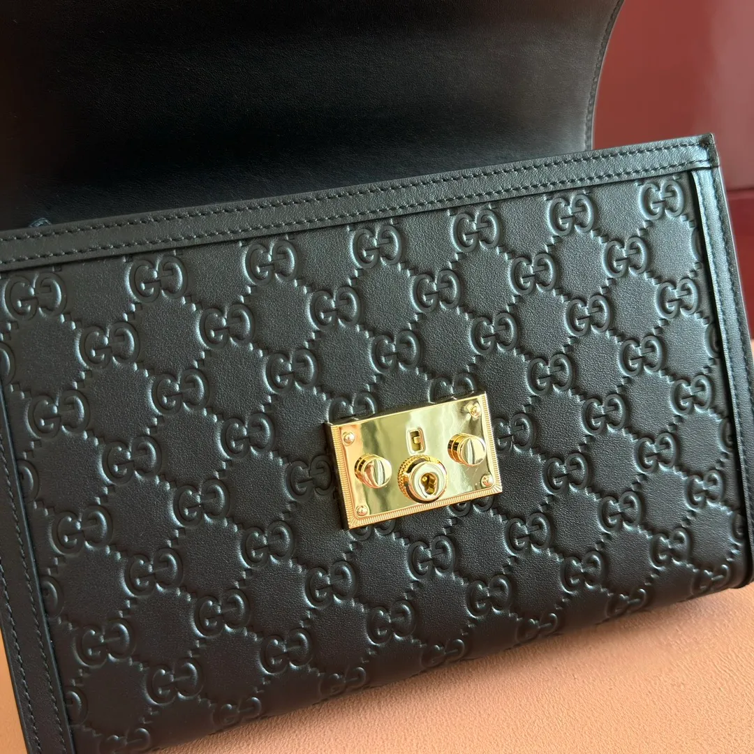 p1380. 💋💋💋 Comes with a full set of original counter packaging [New product] The Padlock series makes a stunning appearance in the 2025 autumn and winter series with fashionable silhouettes, unlocking a variety of carrying methods. This handbag is crafted from GG printed embossed cow leather. Light pink GG printed embossed calfskin Light gold tone hardware Light pink cotton lining Interior: 1 zipped pocket Exterior: 1 open pocket Handle height 7.9 cm Removable and adjustable calfskin shoulder strap (height: 54cm – 60cm; length: 114cm – 125cm) Padlock closure with calfskin keychain Ref.: 838998. Dimensions: 26cm (width) x 18cm (height) x 11.5cm (depth) Weight: approx. 0.8kg