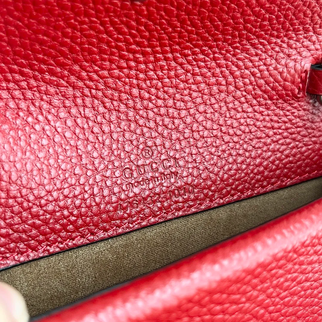 Actual shot #💰260 with box model: 476432 red leather size: 16.5x10x4.5cm 𝙂𝙪𝙘𝙘𝙞 𝘿𝙞𝙤𝙣𝙮𝙨𝙪𝙨 𝙈𝙞𝙣𝙞 16.5 Xiaogujia’s entry-level small bag is recommended. It’s not worth mentioning. It’s a classic model that can be said to be the symbol of Xiaogujia. The classic mini Dionysian buckle is paired with calfskin. This bag has a very high appearance rate. It is simply a tool for daily wear and is very popular on the street❗️