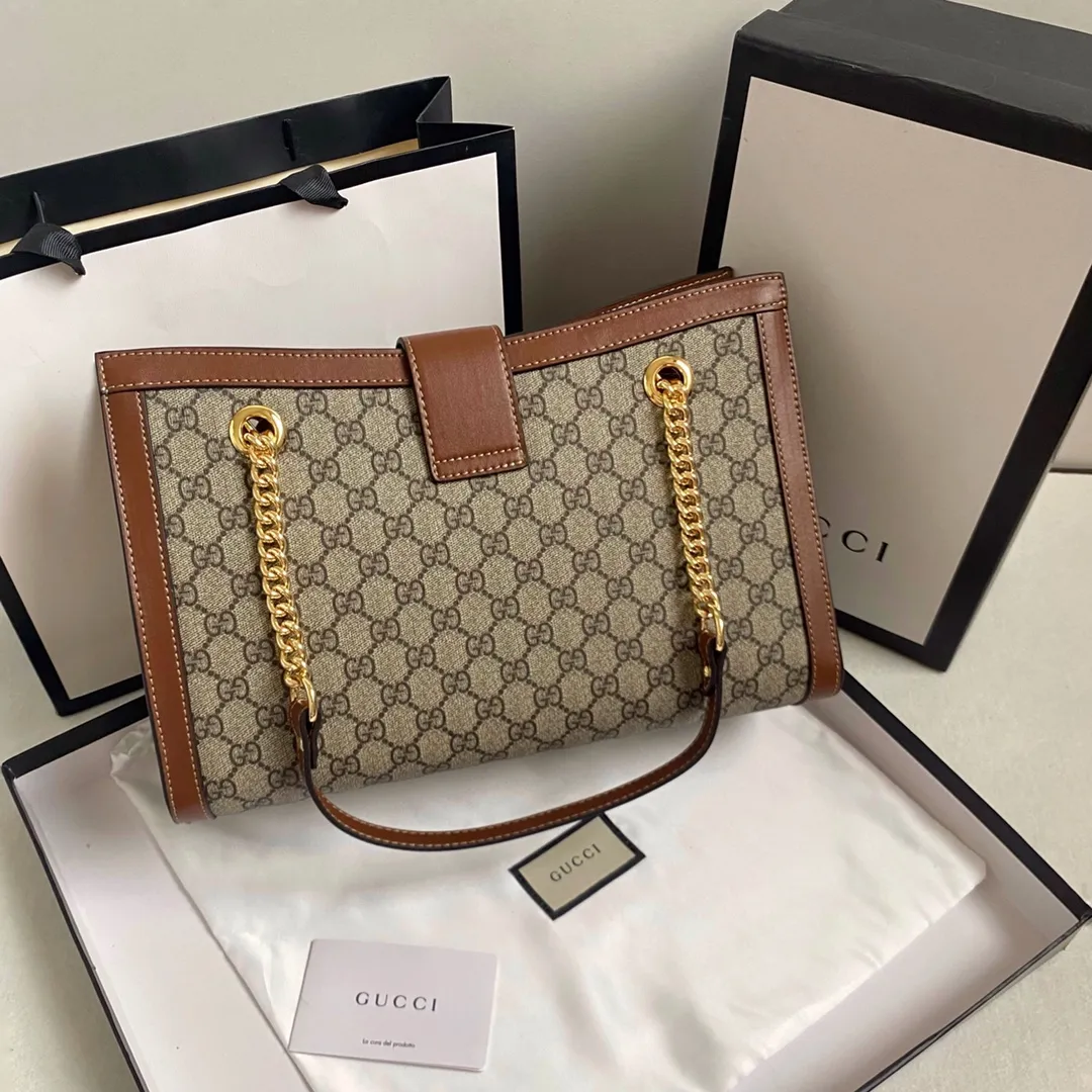Upgraded version of real shot #💰300 Model number: 479197 large size: 35x23x14cm Gucci padlock series lock double shoulder strap shoulder bag. It is characterized by generous comfort and good accommodation. Office workers can accommodate A4 paper files and computers, and short trips can put a few clothes and basic daily necessities. It is also the best choice for going out😎Upgraded hardware texture up✅Double lining pockets and zipper lining