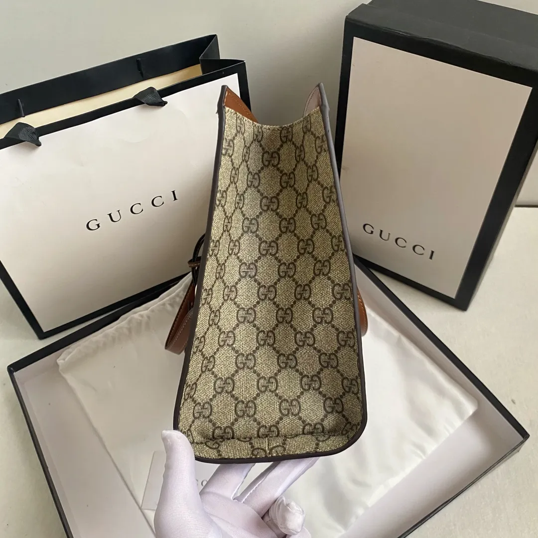 Upgraded version of real shot #💰300 Model number: 479197 large size: 35x23x14cm Gucci padlock series lock double shoulder strap shoulder bag. It is characterized by generous comfort and good accommodation. Office workers can accommodate A4 paper files and computers, and short trips can put a few clothes and basic daily necessities. It is also the best choice for going out😎Upgraded hardware texture up✅Double lining pockets and zipper lining
