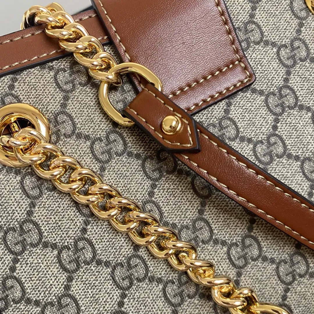 Upgraded version of real shot #💰300 Model number: 479197 large size: 35x23x14cm Gucci padlock series lock double shoulder strap shoulder bag. It is characterized by generous comfort and good accommodation. Office workers can accommodate A4 paper files and computers, and short trips can put a few clothes and basic daily necessities. It is also the best choice for going out😎Upgraded hardware texture up✅Double lining pockets and zipper lining