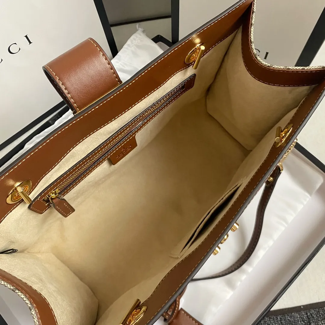 Upgraded version of real shot #💰300 Model number: 479197 large size: 35x23x14cm Gucci padlock series lock double shoulder strap shoulder bag. It is characterized by generous comfort and good accommodation. Office workers can accommodate A4 paper files and computers, and short trips can put a few clothes and basic daily necessities. It is also the best choice for going out😎Upgraded hardware texture up✅Double lining pockets and zipper lining