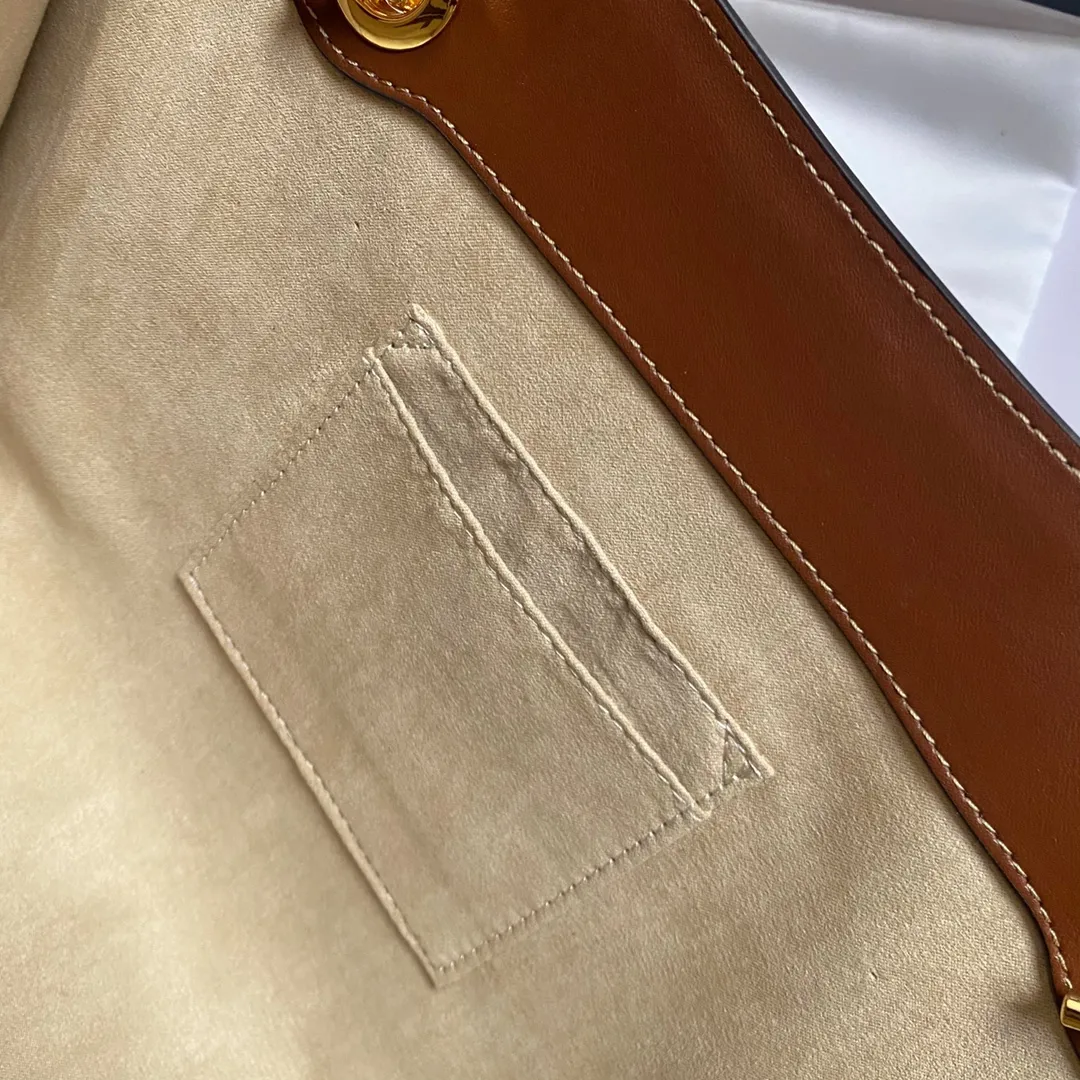 Upgraded version of real shot #💰300 Model number: 479197 large size: 35x23x14cm Gucci padlock series lock double shoulder strap shoulder bag. It is characterized by generous comfort and good accommodation. Office workers can accommodate A4 paper files and computers, and short trips can put a few clothes and basic daily necessities. It is also the best choice for going out😎Upgraded hardware texture up✅Double lining pockets and zipper lining