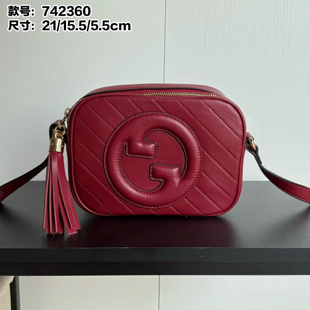 Upgraded version of real shot 💰260 𝐆𝐮𝐜𝐜𝐢 𝐁𝐥𝐨𝐧𝐝𝐢𝐞 camera bag Model: 742360 first-layer cowhide Size: 21*15.5*5.5cm The new upgraded style is more attractive! The capacity is adequate ~ the shoulder straps are adjustable
