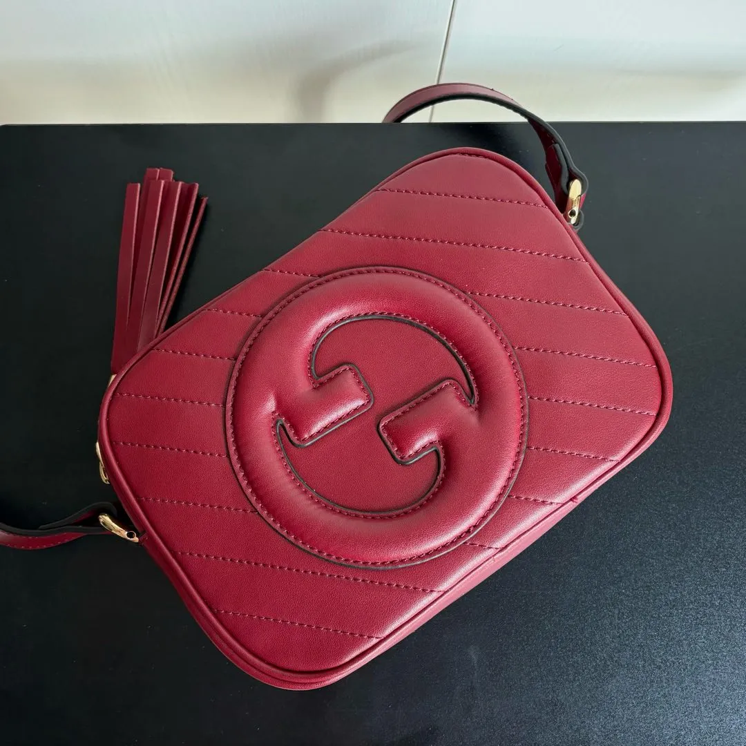 Upgraded version of real shot 💰260 𝐆𝐮𝐜𝐜𝐢 𝐁𝐥𝐨𝐧𝐝𝐢𝐞 camera bag Model: 742360 first-layer cowhide Size: 21*15.5*5.5cm The new upgraded style is more attractive! The capacity is adequate ~ the shoulder straps are adjustable