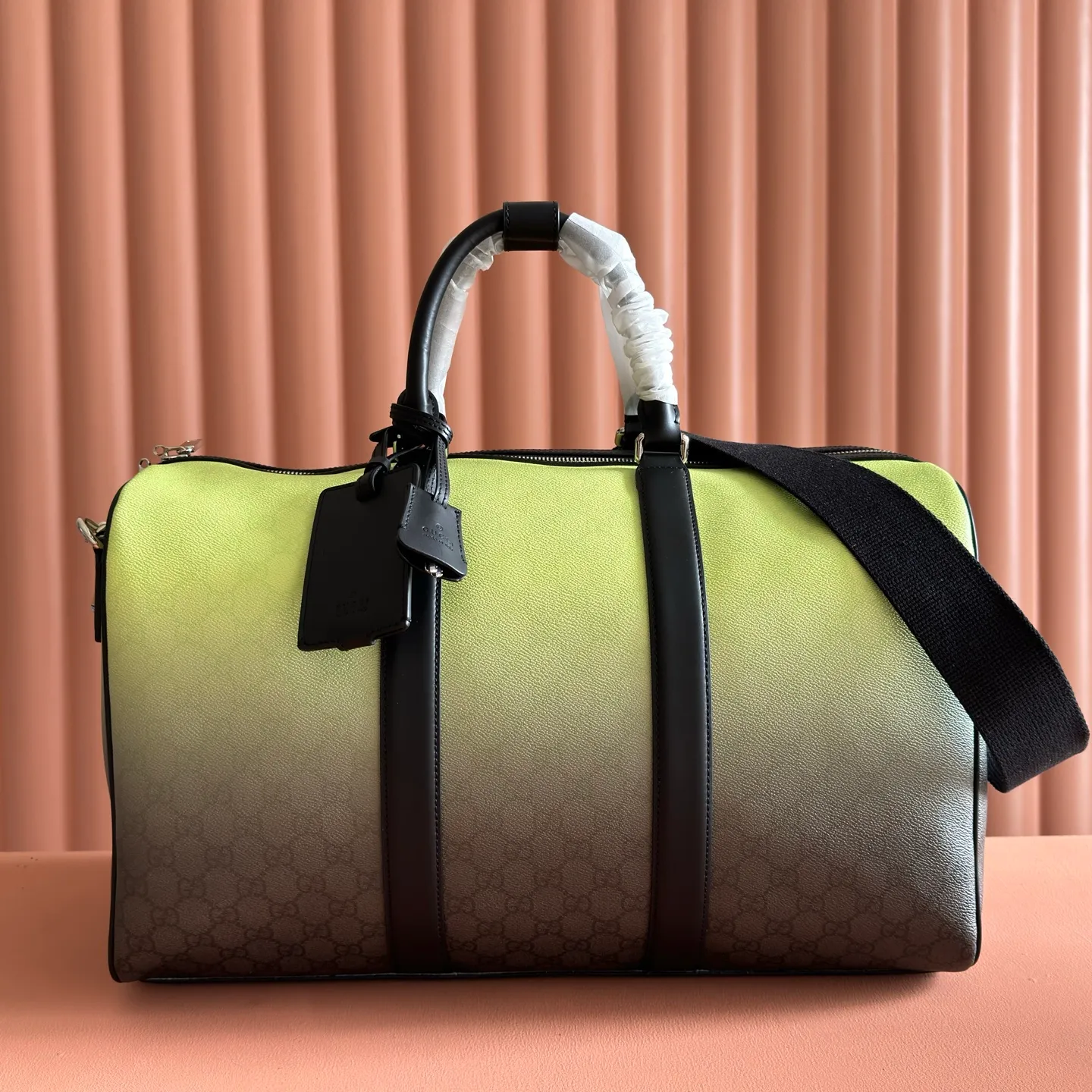 p1580. 💋💋💋 Comes with a complete set of original counter gift bag packaging [New product] The unique green gradient effect printing adds a fashionable aesthetic to this basic functional item. This travel bag is made of GG Monogram coated fabric, with an all-over gradient GG print showing its design ingenuity. Gradient green GG Monogram coated fabric Dark green leather trim All-over gradient GG print Blue cotton and linen lining Interior: 2 zip pockets Exterior: ID tag, lock and keychain Handle height: 10.5 cm Detachable and adjustable canvas shoulder strap (77 cm to 118 cm high) Zip closure Ident number: 835688. Dimensions: 30cm (length) x 45cm (width) x 24.5cm (thickness) Weight: approx. 2.1kg Color: Gradient blue pvc. Made in Italy