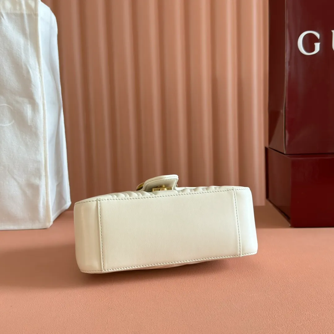 p1280. 📣📣📣【Original leather accessories🌈Full set of counter packaging】🔥🔥 ‼ ‼ "Marmont Italian Original Leather"‼ ‼ Have you picked up the addictive Gucci bags? The elegant and exquisite design of the GG Marmont series has captured the hearts of many girls! At the same time, it is also a must-have versatile item for global experts! Super awesome! Model: 547260. Size: 21*15.5*8. Color: off-white