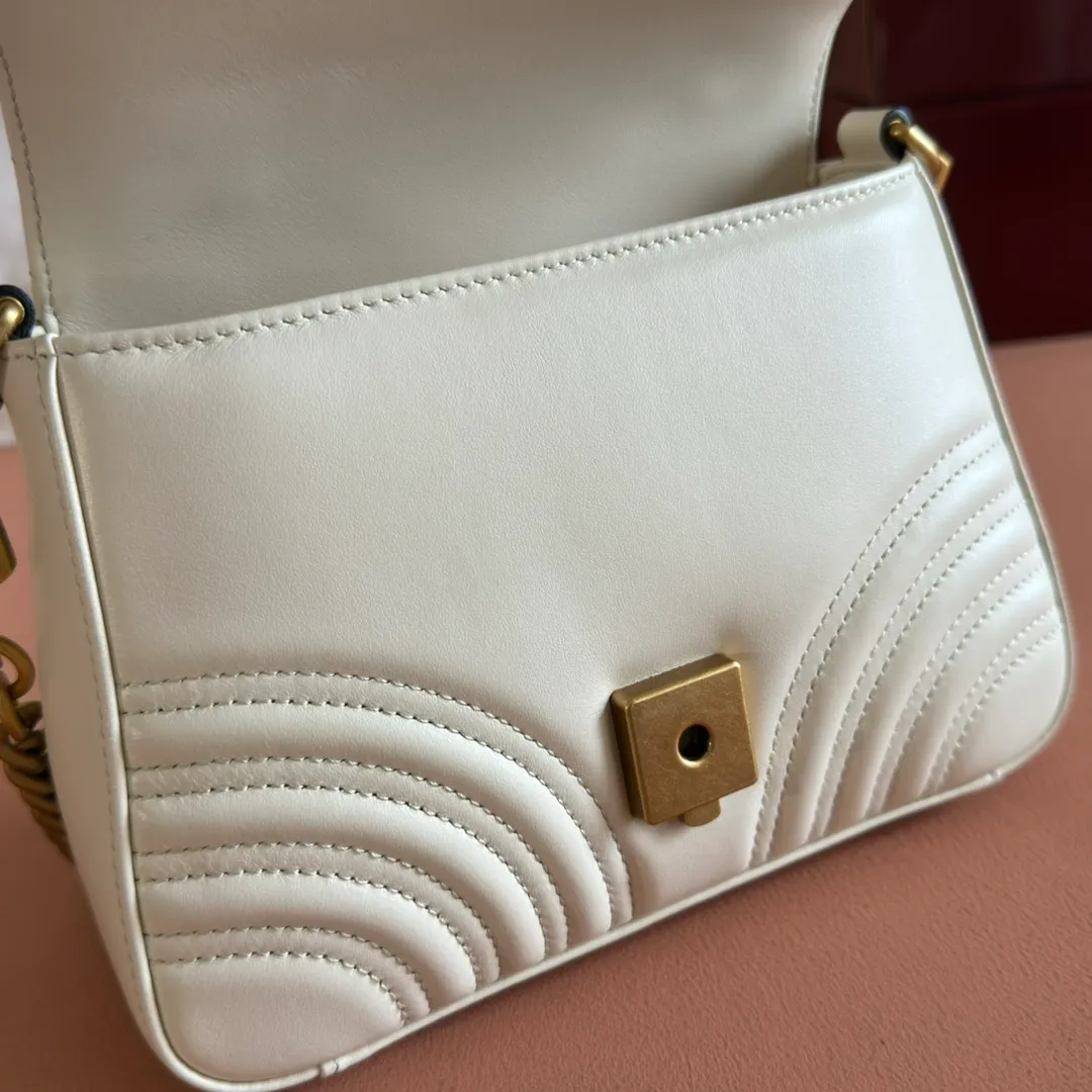 p1280. 📣📣📣【Original leather accessories🌈Full set of counter packaging】🔥🔥 ‼ ‼ "Marmont Italian Original Leather"‼ ‼ Have you picked up the addictive Gucci bags? The elegant and exquisite design of the GG Marmont series has captured the hearts of many girls! At the same time, it is also a must-have versatile item for global experts! Super awesome! Model: 547260. Size: 21*15.5*8. Color: off-white