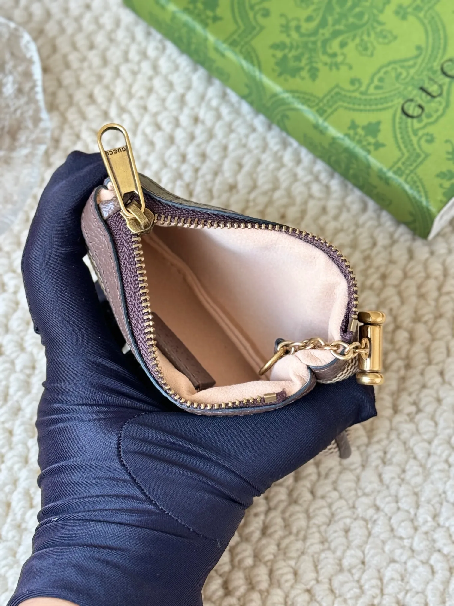 💰140 gucci new small coin purse ~ lipstick bag! Cowhide + PVC with exquisite original factory hardware! Flexible and unique hook buckle, small and exquisite, with great effect. Model: 671722, size: 12x7.5x1.5cm.