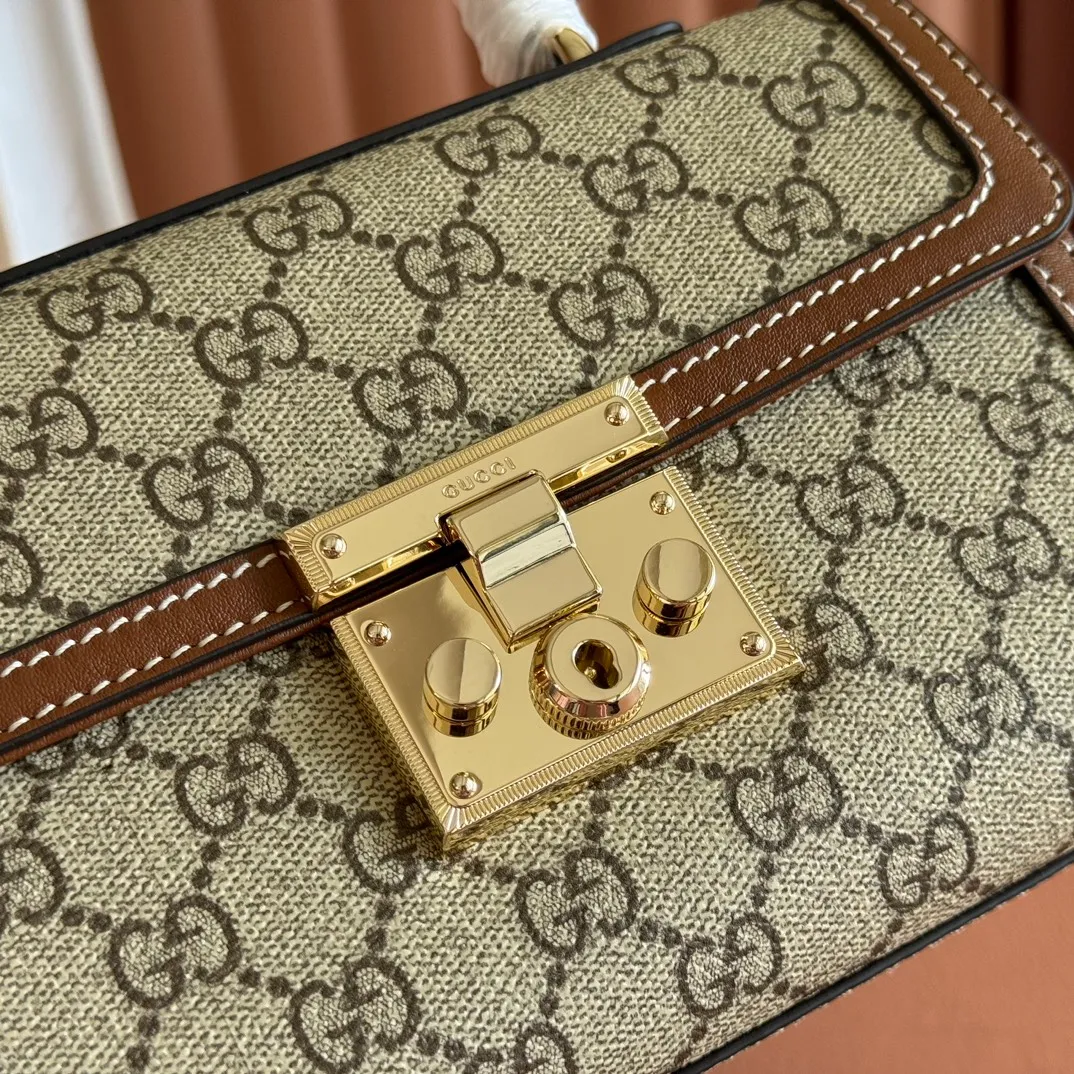 p1120. 💋💋💋"With full set of original counter packaging" [New product] Padlock series makes a stunning appearance in the 2025 early autumn series with modern silhouettes, unlocking multiple carrying methods. This style can be worn by hand or cross-body and has a web lining that pays homage to the brand's signature elements. Beige and dark brown GG monogram coated fabric Brown leather piping Light gold tone hardware Cotton lining with red and green webbing Interior: one open pocket External: one open pocket Carry handles (6 cm height) Removable and adjustable leather shoulder strap (height: 57 cm – 62 cm; length: 103 cm – 123 cm) Padlock clasp with leather keychain Ident No.: 838999. Dimensions: 20cm (width) x 13cm (height) x 8cm (depth) Weight: about 0.6kg Color: Brown/PVC.