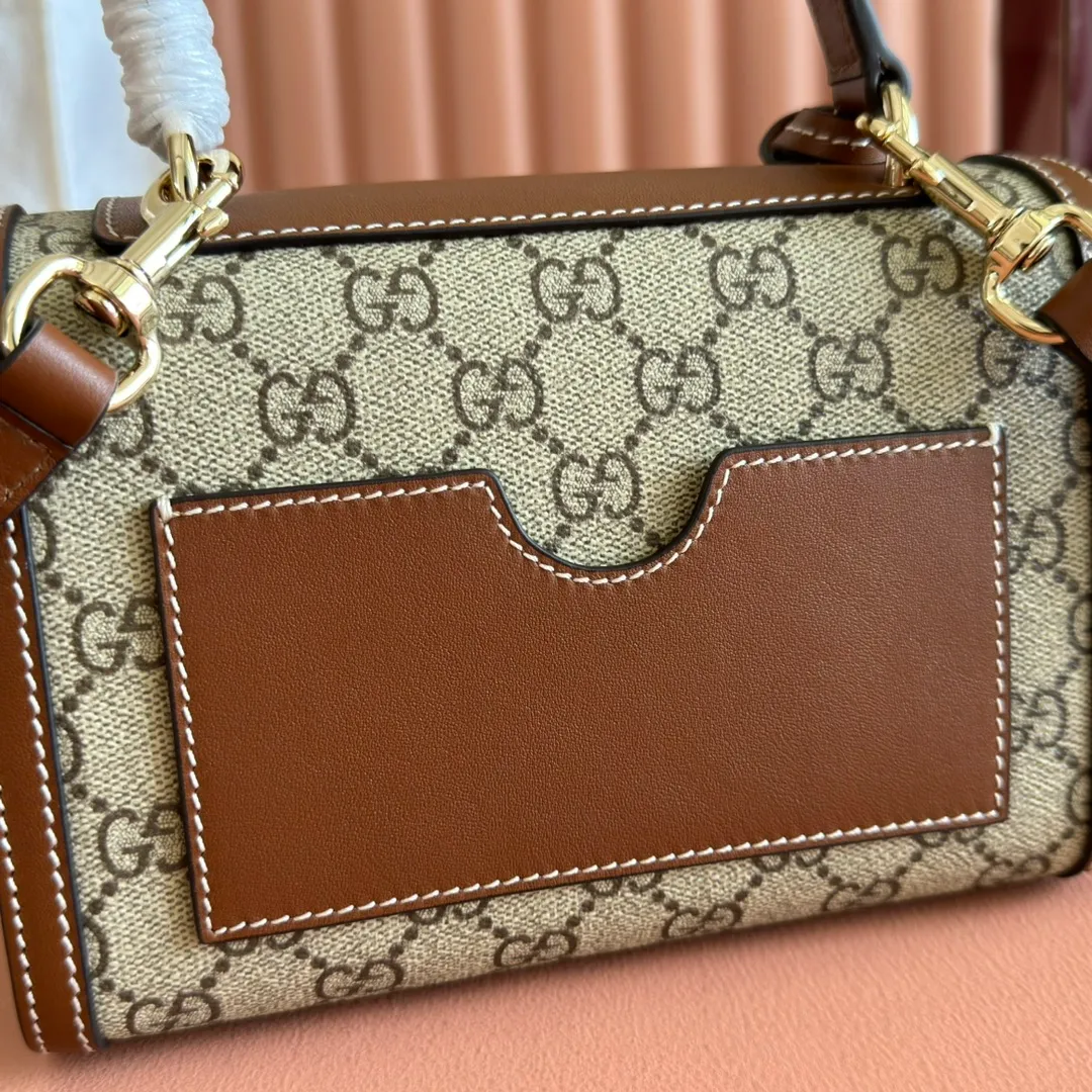 p1120. 💋💋💋"With full set of original counter packaging" [New product] Padlock series makes a stunning appearance in the 2025 early autumn series with modern silhouettes, unlocking multiple carrying methods. This style can be worn by hand or cross-body and has a web lining that pays homage to the brand's signature elements. Beige and dark brown GG monogram coated fabric Brown leather piping Light gold tone hardware Cotton lining with red and green webbing Interior: one open pocket External: one open pocket Carry handles (6 cm height) Removable and adjustable leather shoulder strap (height: 57 cm – 62 cm; length: 103 cm – 123 cm) Padlock clasp with leather keychain Ident No.: 838999. Dimensions: 20cm (width) x 13cm (height) x 8cm (depth) Weight: about 0.6kg Color: Brown/PVC.