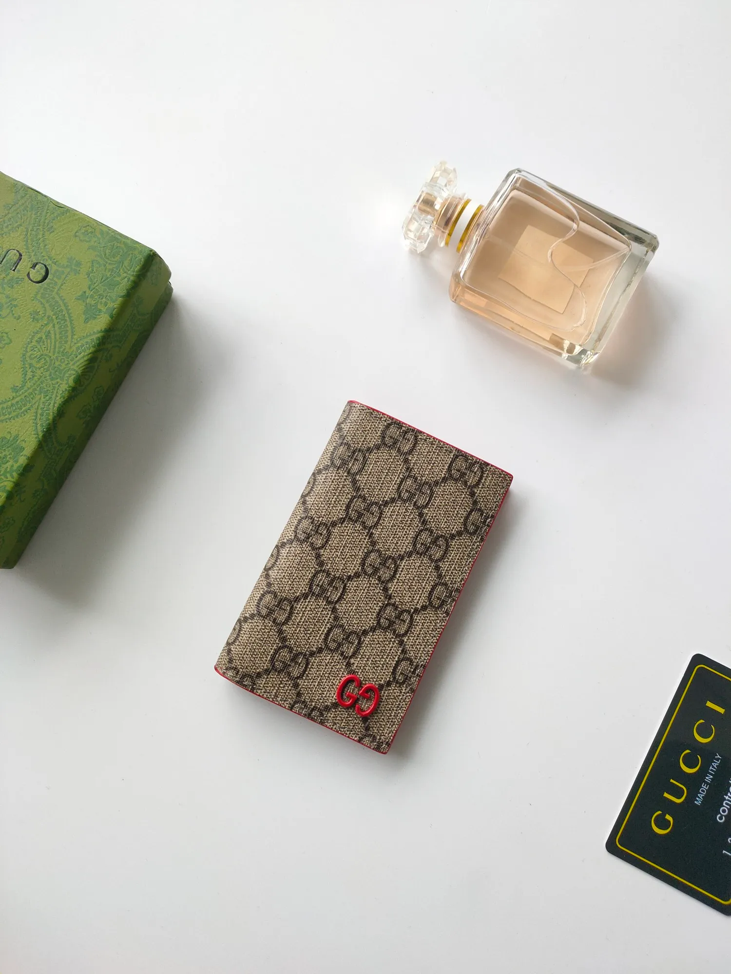 💰100💰Long card holder with GG details. Gucci archive elements GG details and vibrant colors are cleverly blended. This long card holder is crafted from GG Supreme canvas and cleverly incorporates red contrasting details, bringing subtle contrast to this compact daily accessory. Model: 768249. Dimensions when open: 12 (length) x 15cm (width) Dimensions when closed: 12 (length) x 7.5cm (width)