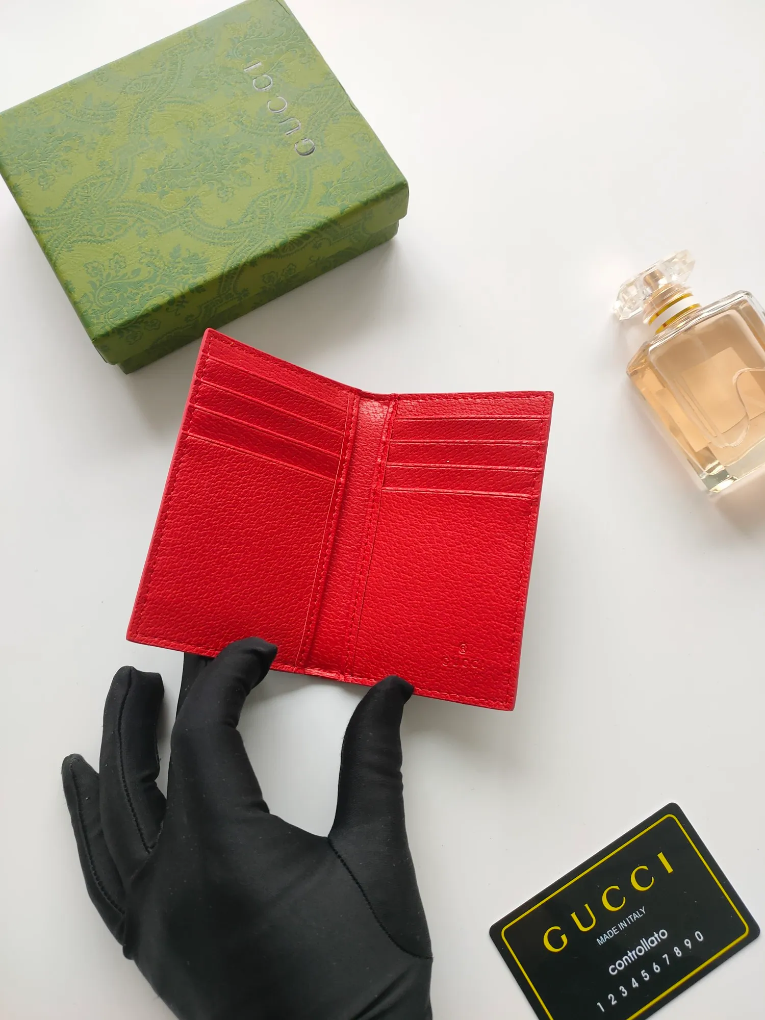 💰100💰Long card holder with GG details. Gucci archive elements GG details and vibrant colors are cleverly blended. This long card holder is crafted from GG Supreme canvas and cleverly incorporates red contrasting details, bringing subtle contrast to this compact daily accessory. Model: 768249. Dimensions when open: 12 (length) x 15cm (width) Dimensions when closed: 12 (length) x 7.5cm (width)