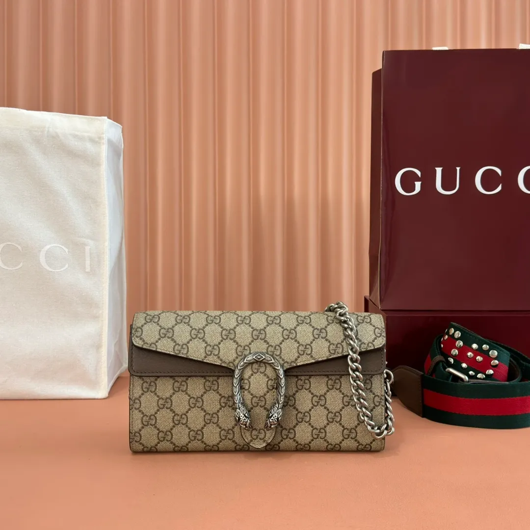p1240. 📣📣📣【Original leather accessories🌈 Equipped with full counter packaging】🔥🔥 Dionysus series small shoulder bag, at the "Gucci Cosmogonie" fashion show, the brand launched a new design element "Star Cluster". The new generation of Dionysus series handbags still uses the tiger head lock, a highly recognizable design element. The body of the bag is compact and crisp, and the matching webbing shoulder strap is decorated with studs spelling out Gucci, making this piece even more eye-catching. Beige and ebony GG Supreme canvas, brown leather trim, vintage silver tone hardware, red and green webbing with studded "Gucci" detail, double tiger head lock, hand-painted trim, internal zip compartment, flap pocket, double baffles, removable shoulder strap (x cm height), metal chain shoulder strap (x cm height) Model: 731782 Size: 25*14*4 Color: Khaki.