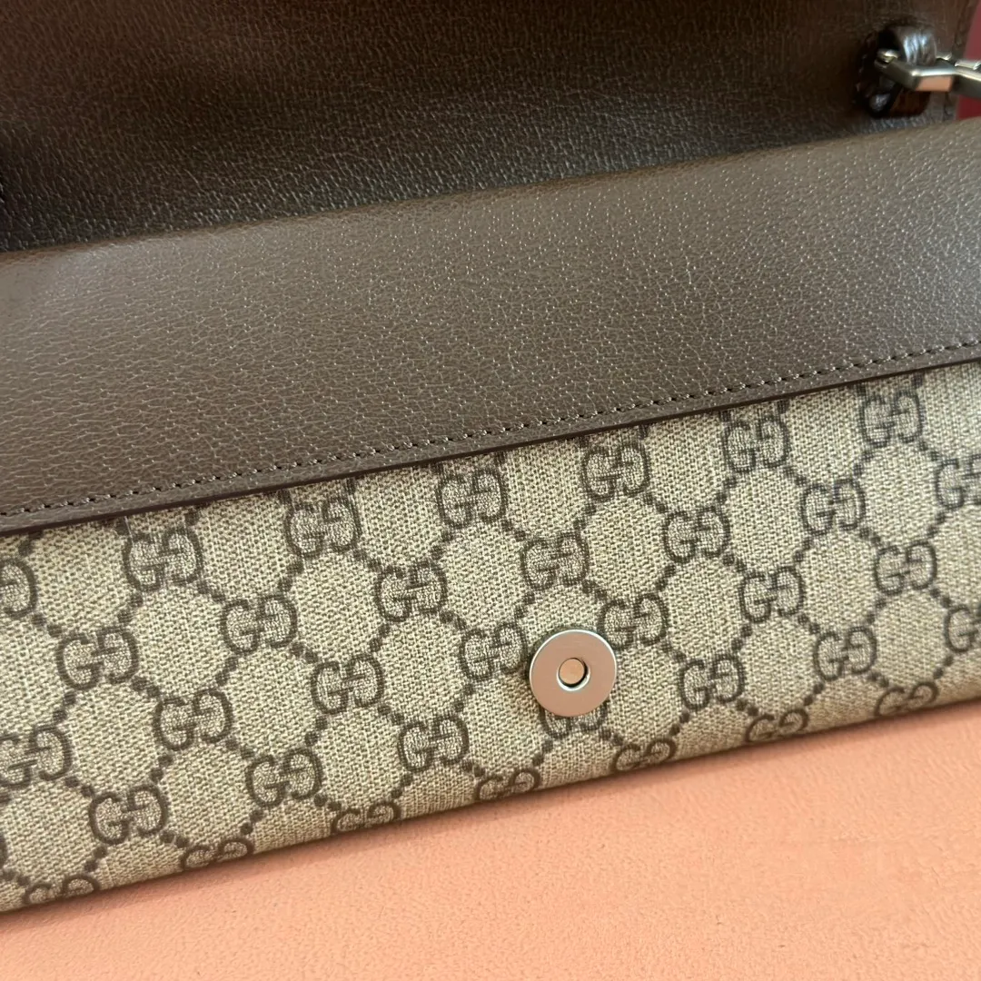 p1240. 📣📣📣【Original leather accessories🌈 Equipped with full counter packaging】🔥🔥 Dionysus series small shoulder bag, at the "Gucci Cosmogonie" fashion show, the brand launched a new design element "Star Cluster". The new generation of Dionysus series handbags still uses the tiger head lock, a highly recognizable design element. The body of the bag is compact and crisp, and the matching webbing shoulder strap is decorated with studs spelling out Gucci, making this piece even more eye-catching. Beige and ebony GG Supreme canvas, brown leather trim, vintage silver tone hardware, red and green webbing with studded "Gucci" detail, double tiger head lock, hand-painted trim, internal zip compartment, flap pocket, double baffles, removable shoulder strap (x cm height), metal chain shoulder strap (x cm height) Model: 731782 Size: 25*14*4 Color: Khaki.
