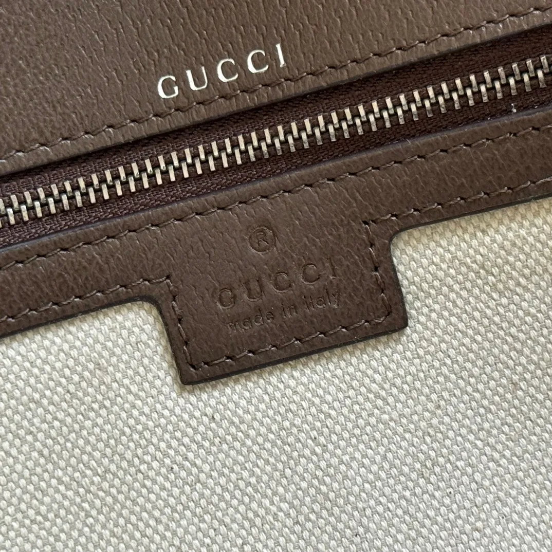p1240. 📣📣📣【Original leather accessories🌈 Equipped with full counter packaging】🔥🔥 Dionysus series small shoulder bag, at the "Gucci Cosmogonie" fashion show, the brand launched a new design element "Star Cluster". The new generation of Dionysus series handbags still uses the tiger head lock, a highly recognizable design element. The body of the bag is compact and crisp, and the matching webbing shoulder strap is decorated with studs spelling out Gucci, making this piece even more eye-catching. Beige and ebony GG Supreme canvas, brown leather trim, vintage silver tone hardware, red and green webbing with studded "Gucci" detail, double tiger head lock, hand-painted trim, internal zip compartment, flap pocket, double baffles, removable shoulder strap (x cm height), metal chain shoulder strap (x cm height) Model: 731782 Size: 25*14*4 Color: Khaki.