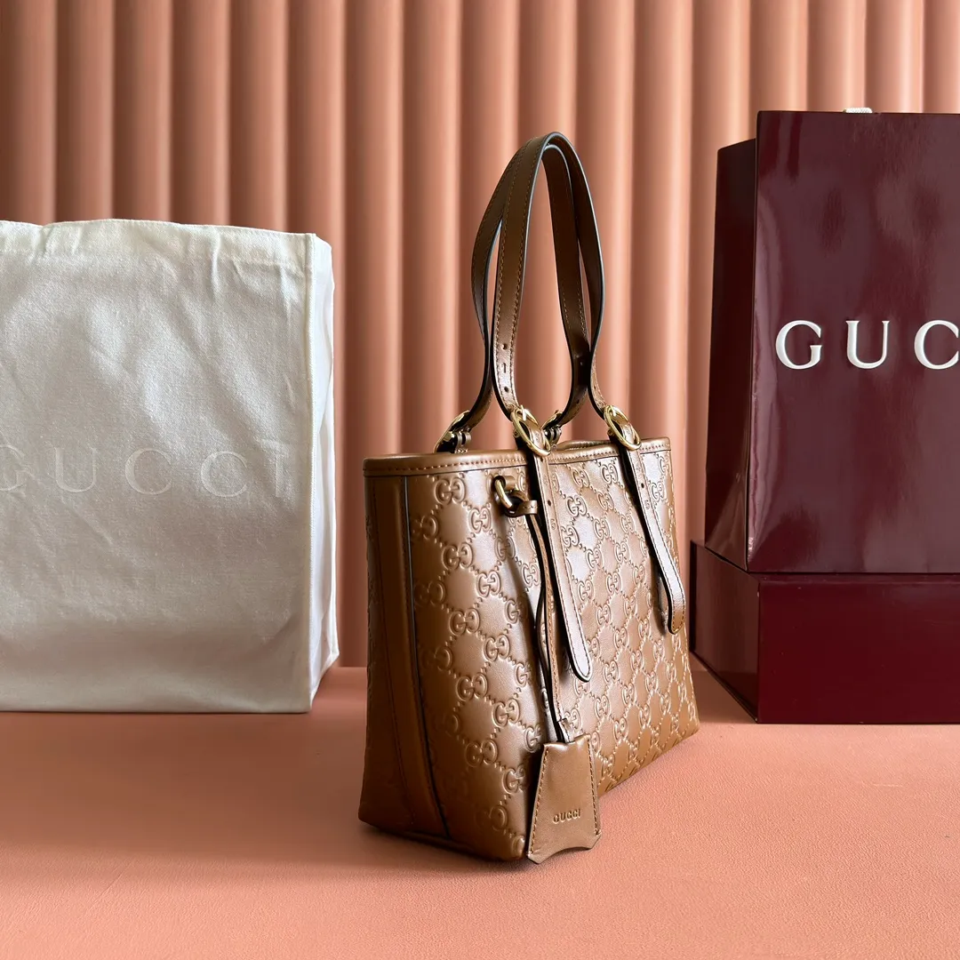 p1120. 💋💋💋"With full set of original counter packaging" [New Product] 2025 Autumn and Winter Series, the GG Emblem series reinterprets the brand's timeless elegance and exquisite craftsmanship. This tote bag features a tonal cotton-lined interior compartment and an adjustable shoulder strap for added functionality. Pink GG printed embossed leather Light gold tone hardware Light pink cotton lining The bag pictured is sold separately and does not come with the bag charm. Interior: Zippered pocket Adjustable leather shoulder strap: Height: 16 cm - 26 cm; Length: 72 cm Model number: 847456. Dimensions: 25cm (W) x 20cm (H) x 10cm (D) Weight: Approx. 0.55kg Color: Brown embossed. Made in Italy