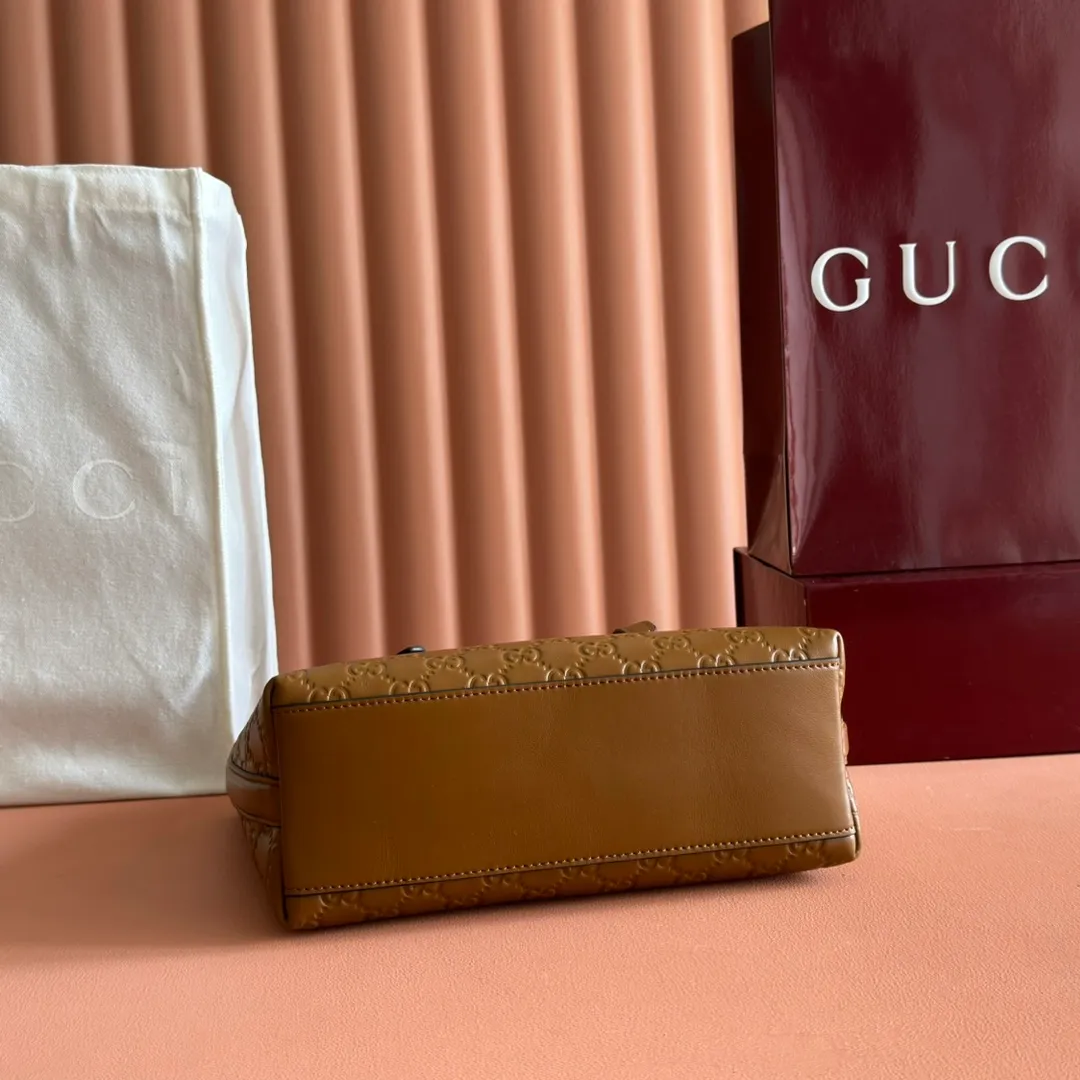 p1120. 💋💋💋"With full set of original counter packaging" [New Product] 2025 Autumn and Winter Series, the GG Emblem series reinterprets the brand's timeless elegance and exquisite craftsmanship. This tote bag features a tonal cotton-lined interior compartment and an adjustable shoulder strap for added functionality. Pink GG printed embossed leather Light gold tone hardware Light pink cotton lining The bag pictured is sold separately and does not come with the bag charm. Interior: Zippered pocket Adjustable leather shoulder strap: Height: 16 cm - 26 cm; Length: 72 cm Model number: 847456. Dimensions: 25cm (W) x 20cm (H) x 10cm (D) Weight: Approx. 0.55kg Color: Brown embossed. Made in Italy
