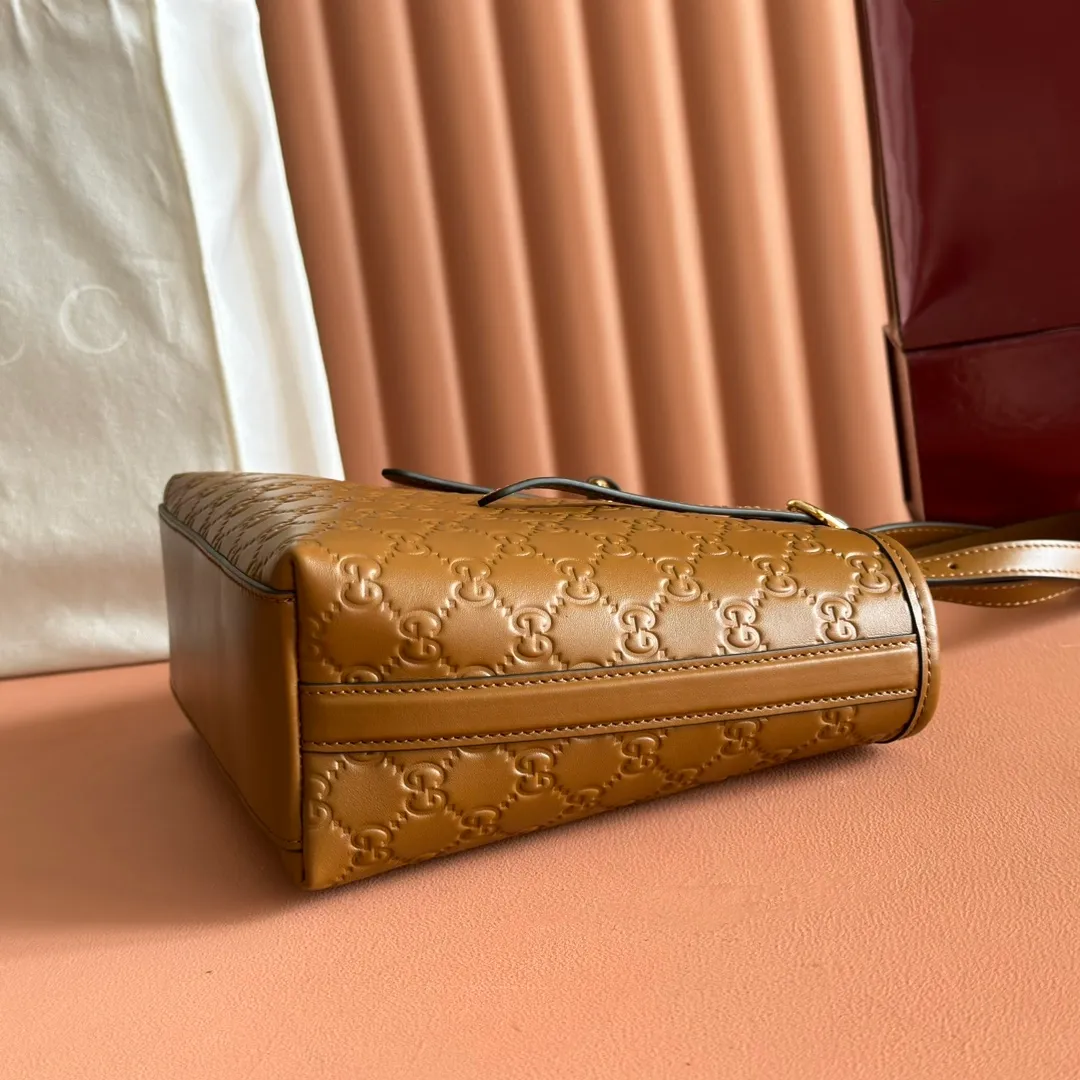 p1120. 💋💋💋"With full set of original counter packaging" [New Product] 2025 Autumn and Winter Series, the GG Emblem series reinterprets the brand's timeless elegance and exquisite craftsmanship. This tote bag features a tonal cotton-lined interior compartment and an adjustable shoulder strap for added functionality. Pink GG printed embossed leather Light gold tone hardware Light pink cotton lining The bag pictured is sold separately and does not come with the bag charm. Interior: Zippered pocket Adjustable leather shoulder strap: Height: 16 cm - 26 cm; Length: 72 cm Model number: 847456. Dimensions: 25cm (W) x 20cm (H) x 10cm (D) Weight: Approx. 0.55kg Color: Brown embossed. Made in Italy