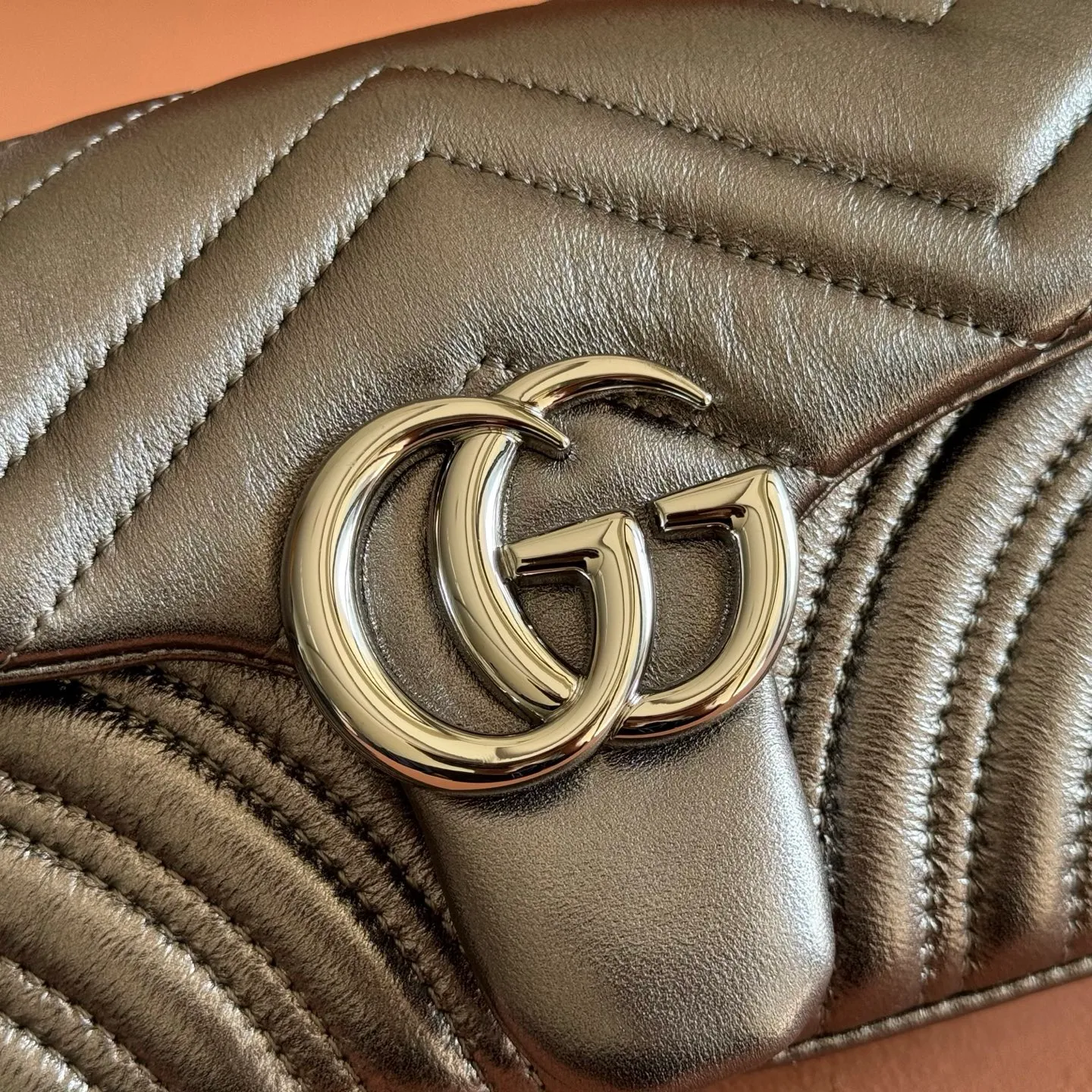 p1120💋💋💋【With full set of original counter packaging】The brand's iconic GG Marmont series is ingeniously integrated with double G styling accessories, faceted chain straps and soft silhouettes, and is made of gold and silver thread leather to create a shoulder bag style. Silver metallic quilted V-shaped lamé leather Silver-toned hardware Silver viscose lining Double G Interior: One open pocket Sliding chain strap that can be used as a shoulder strap (55 cm high) Spring-buckle flap Ref.: 837280. Dimensions: 22cm (W) x 12.5cm (H) x 6cm (D) Weight: approx. 0.55kg Colour: Gunmetal sheepskin Made in Italy