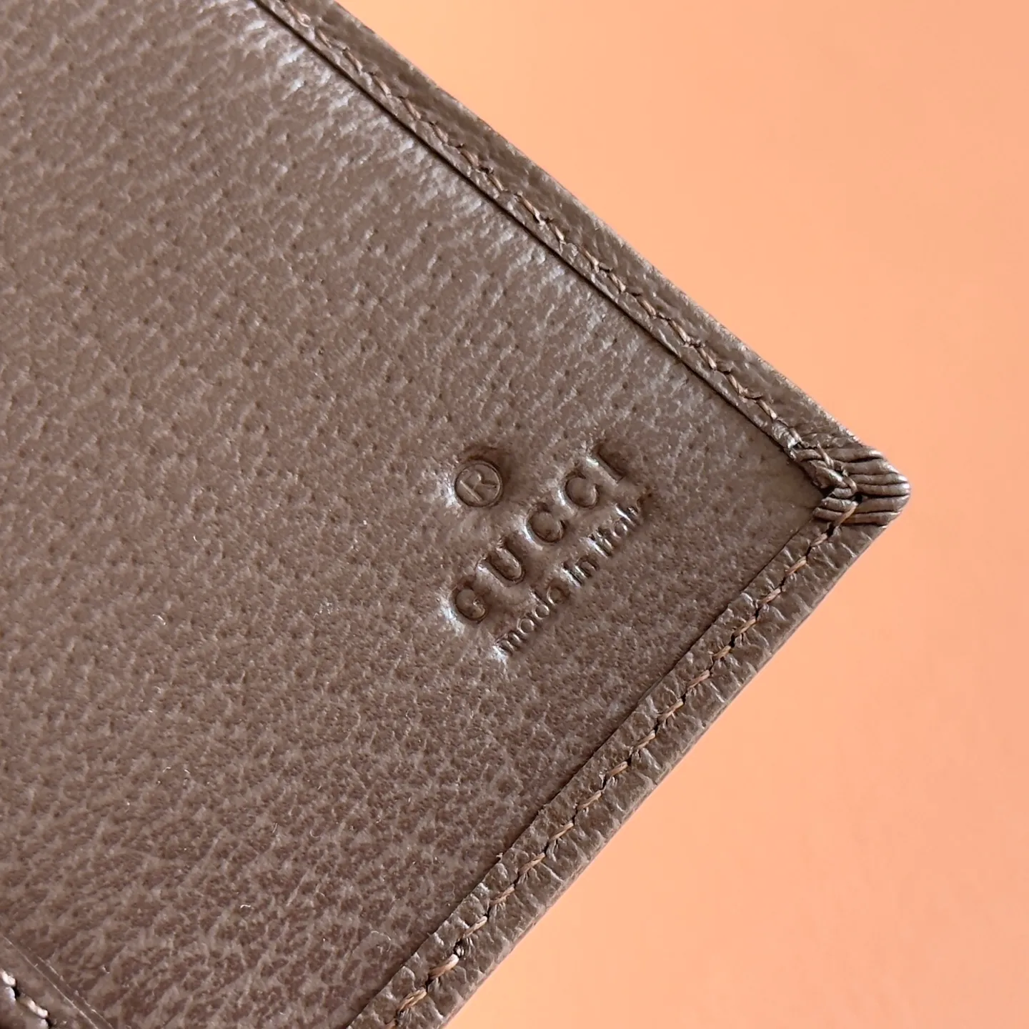 p380. 💋💋💋【With full set of original counter packaging】Vivid camouflage combined with unique color matching, a new interpretation of the classic GG pattern. This long card holder is crafted from coated fabric with a marbled GG monogram pattern and features Double G details. Green and yellow camouflage marbled GG coated fabric Brown leather trim Palladium-toned hardware Brown taffeta lining Double G Web detail Interior: 8 card compartments, 2 bill compartments Model: 834691. Dimensions when closed: 7.5cm (width) x 12cm (h); dimensions when open: 15cm (width) x 12cm (h) Weight: approx. 85g Color: yellow camouflage/pvc. Made in Italy