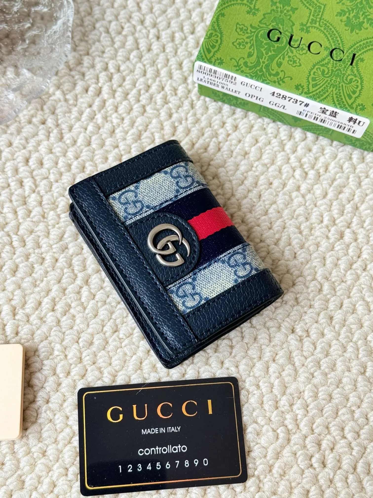 💰120 Gucci folding card holder with eye-catching signature Double G hardware. Made of canvas with webbing for a textured look. Model: 428737 Size: 10.5×7.5×2.5