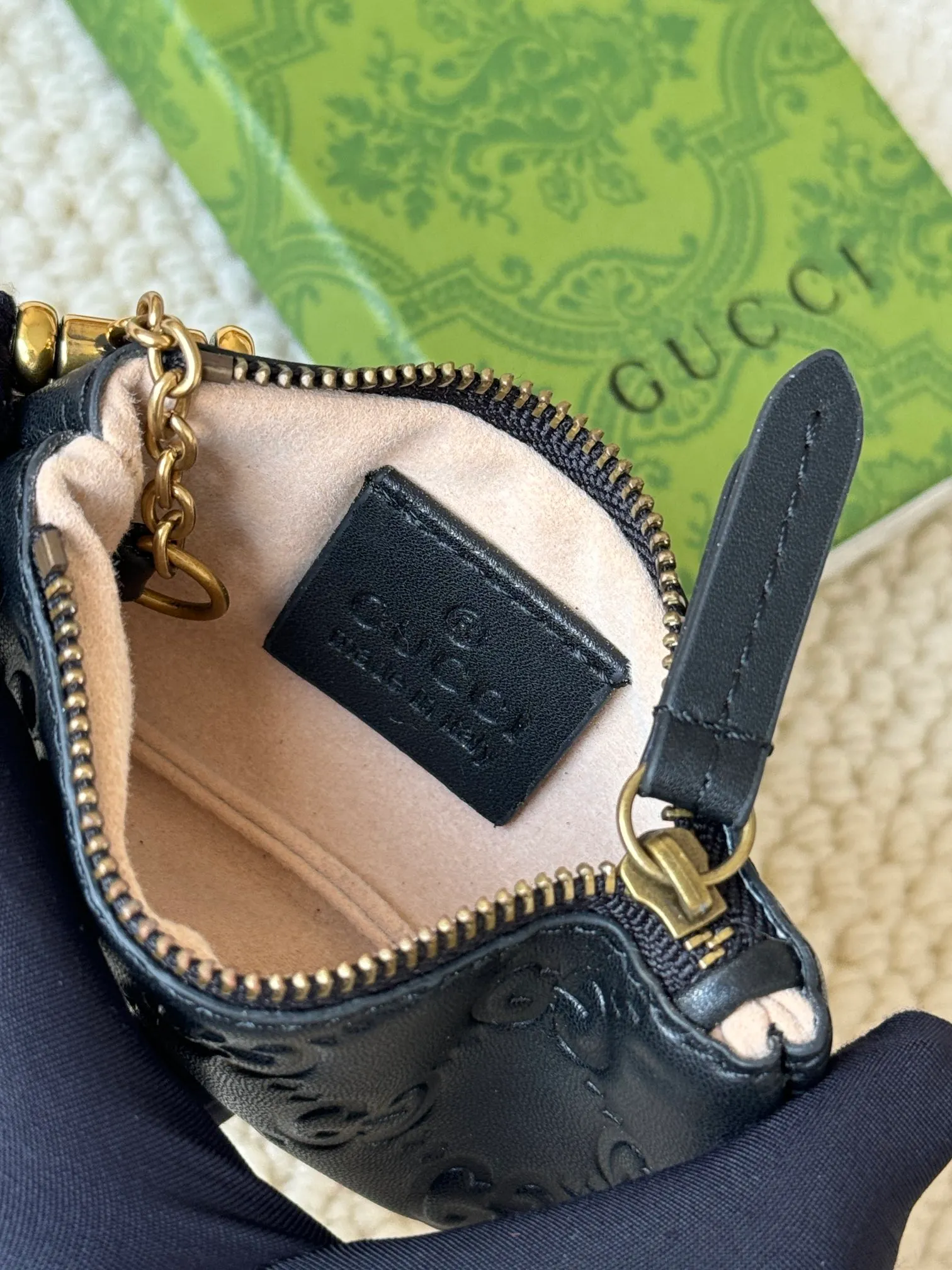 💰140 gucci new small coin purse ~ lipstick bag! Large cowhide embossed characters and exquisite original factory hardware! Flexible and unique hook buckle, small and exquisite, with great effect. Model: 671722, size: 12x7.5x1.5cm.