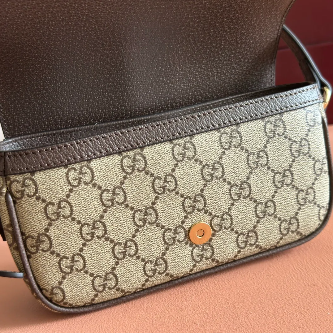 p960. 💋💋💋"With full set of original counter packaging" [New Product] The Ophidia series ingeniously interprets novel silhouettes and functions, with iconic beige and brown colors, creating a bag with soft texture and fashionable style. The flap is trimmed with signature webbing. Beige and dark brown GG monogram coated fabric Brown leather trim Light gold tone hardware Green linen cotton blend lining Double G Web strap Interior: Two card compartments Adjustable leather shoulder strap Height: 50 cm Magnetic snap closure Ident.: 838471. Dimensions: 19.5cm (width) x 11cm (height) x 6cm (depth) Weight: approx. 240g Color: Brown/PVC. Made in Italy