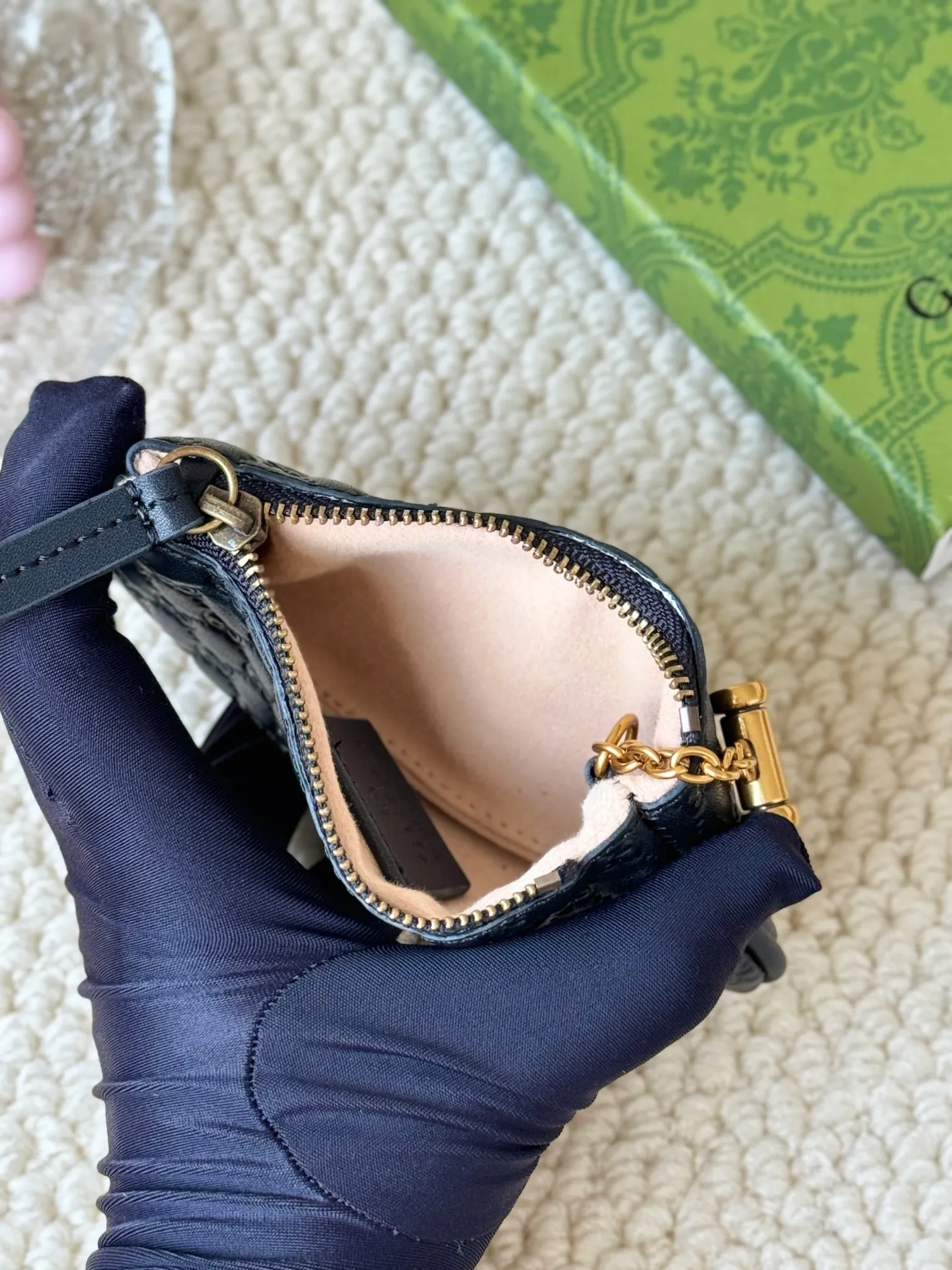 💰140 gucci new small coin purse ~ lipstick bag! Cowhide embossed small print and exquisite original factory hardware! Flexible and unique hook buckle, small and exquisite, with great effect. Model: 671722, size: 12x7.5x1.5cm.