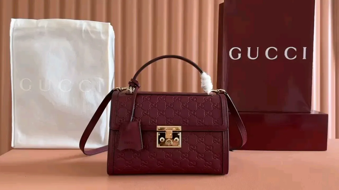 💋💋💋【New】GG Padlock series medium handbag, four-color embossed/original leather is shipped, 🐍Model: 838998. Combination short video