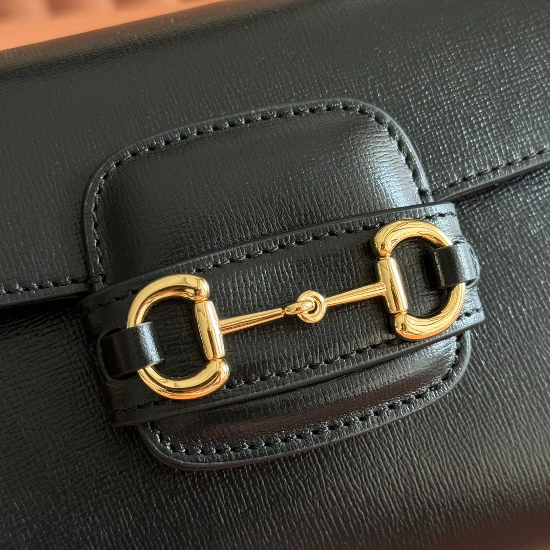 p1560. 📣📣📣【Original leather accessories🌈Full set of counter packaging】🔥🔥Introduction: The 1955 new fashion series tells moving stories with colors. Supreme is a representative fabric of the brand, inspired by archive designs from the 1930s. The classic brown and ebony designs have been reinterpreted to convey the brand's timeless design essence. This pattern has also become the iconic highlight of this 1955 series mini shoulder bag. The material is made of counter-quality PVC material with high-density webbing, and high-end smooth vintage bronze hardware on the market. Model: 703848. Dimensions: 22x16x10.5cm.