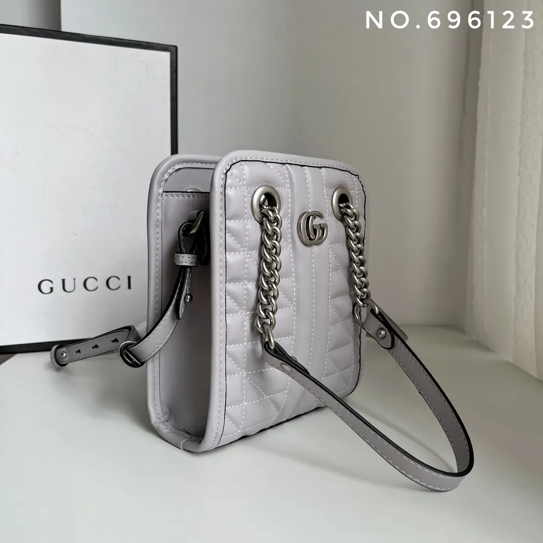 Actual shot #💰280 Style number: 696123 Size: 16x7x19 Gucci💝💝 GG quilted mini handbag. This is full of silhouette and texture. It exudes a strong retro style. It is very stylish as a handbag or crossbody. I also like the capacity.