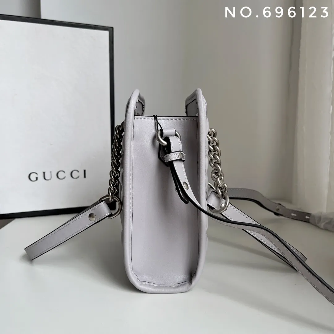 Actual shot #💰280 Style number: 696123 Size: 16x7x19 Gucci💝💝 GG quilted mini handbag. This is full of silhouette and texture. It exudes a strong retro style. It is very stylish as a handbag or crossbody. I also like the capacity.