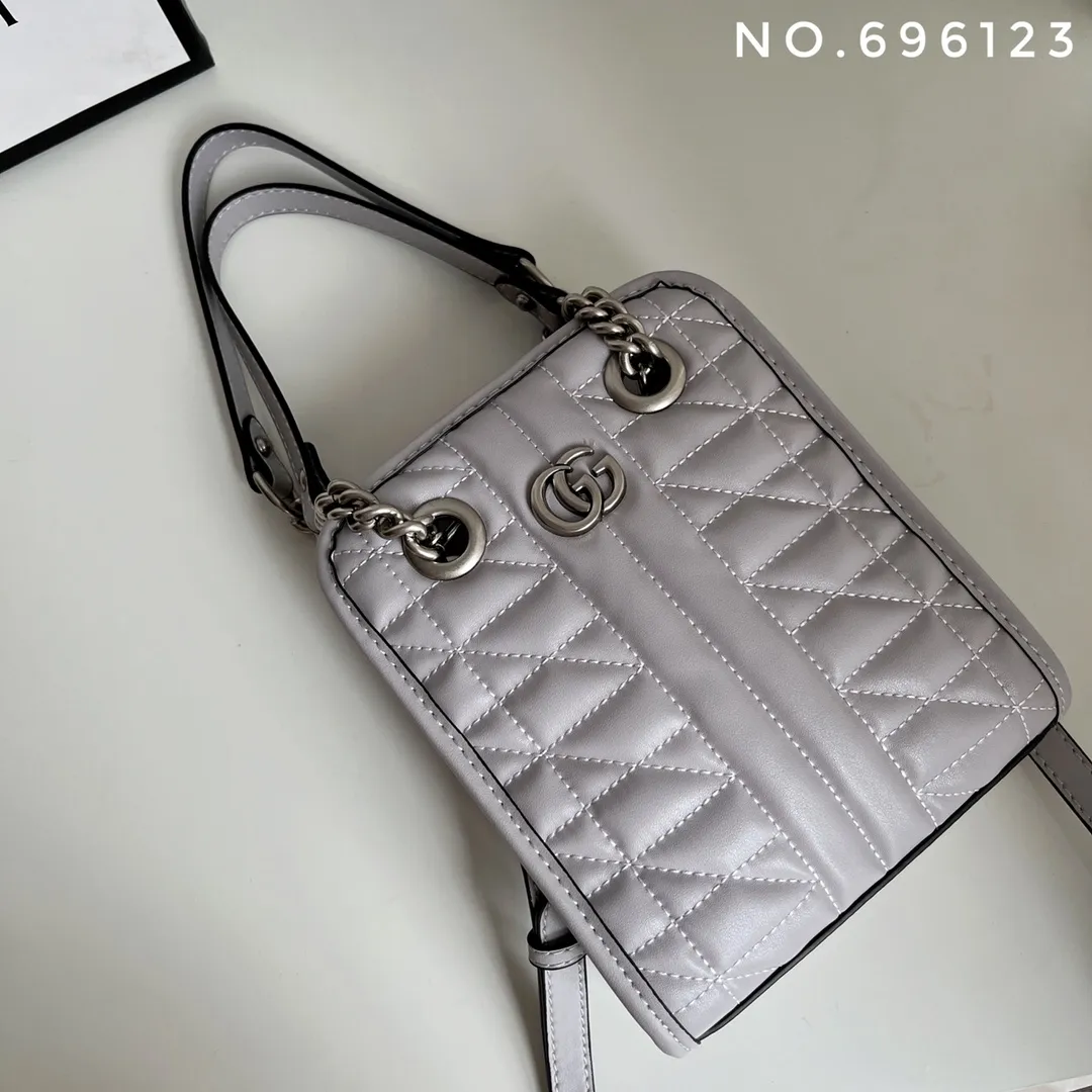 Actual shot #💰280 Style number: 696123 Size: 16x7x19 Gucci💝💝 GG quilted mini handbag. This is full of silhouette and texture. It exudes a strong retro style. It is very stylish as a handbag or crossbody. I also like the capacity.