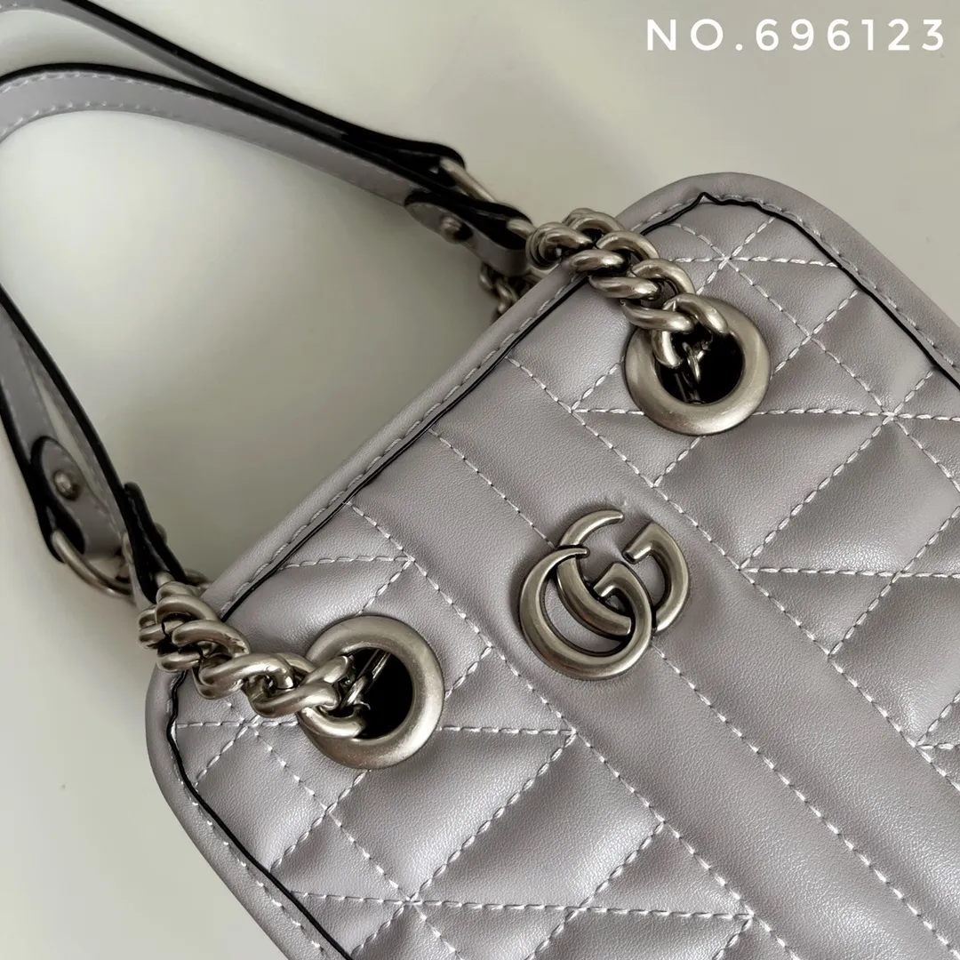 Actual shot #💰280 Style number: 696123 Size: 16x7x19 Gucci💝💝 GG quilted mini handbag. This is full of silhouette and texture. It exudes a strong retro style. It is very stylish as a handbag or crossbody. I also like the capacity.