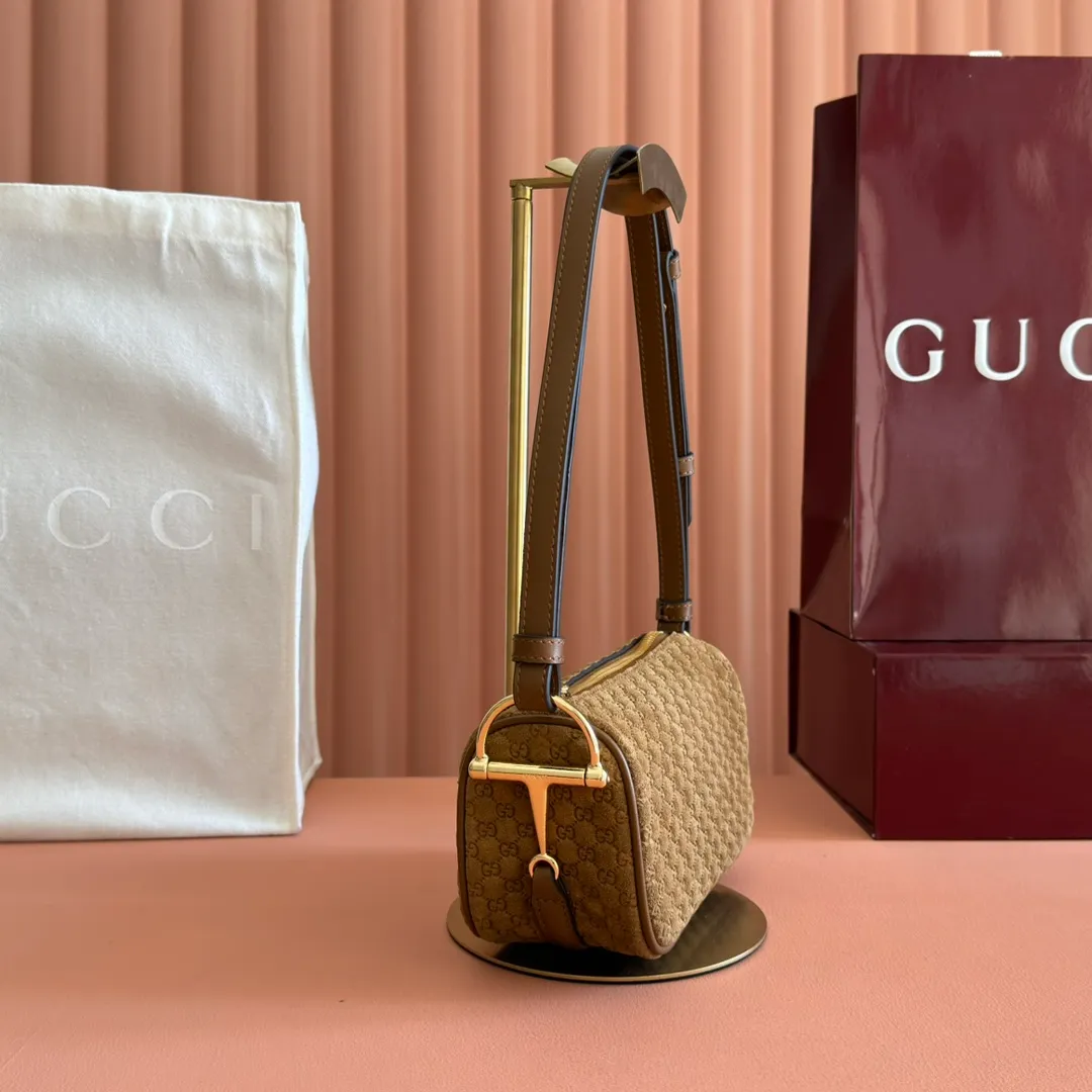p1060💋💋💋【With full set of original counter packaging】The brand interprets iconic elements from a contemporary perspective and re-presents the Gucci half-horse bit design. It uses soft cow leather that fits the body shape to inject new style into classic accessories. This mini bag is crafted from soft grained leather and features a half horsebit detail on the side. Green grained soft leather. Light gold tone hardware. Tonal cotton and linen blend lining. Half horsebit buckle. Calf leather shoulder strap (23cm high). Zip closure. Ident.: 860784. Dimensions: 19cm (width) x 19.5cm (height) x 9cm (depth) Weight: approx. 272g Color: brown/full leather.
