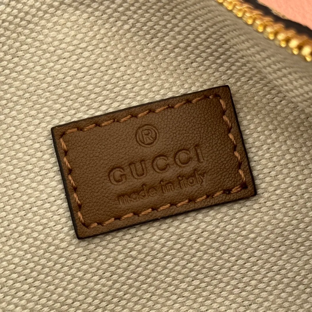p1060💋💋💋【With full set of original counter packaging】The brand interprets iconic elements from a contemporary perspective and re-presents the Gucci half-horse bit design. It uses soft cow leather that fits the body shape to inject new style into classic accessories. This mini bag is crafted from soft grained leather and features a half horsebit detail on the side. Green grained soft leather. Light gold tone hardware. Tonal cotton and linen blend lining. Half horsebit buckle. Calf leather shoulder strap (23cm high). Zip closure. Ident.: 860784. Dimensions: 19cm (width) x 19.5cm (height) x 9cm (depth) Weight: approx. 272g Color: brown/full leather.
