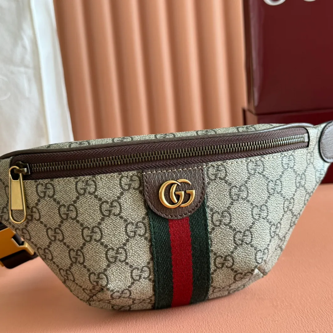 p780. 💋💋💋 Comes with a full set of original counter packaging [New product] The Ophidia series is a unique combination of beige and dark brown colors, with classic silhouettes and new functions, and is made of soft-touch fabrics. This belt bag is made of coated fabric with a GG monogram pattern and is expertly embellished with the Double G logo and webbing details. Beige and dark brown GG monogram coated fabric Dark brown leather trim Gold-toned hardware Dark green linen-cotton blend lining Double G Web detail Zip closure Ident No.: 839106. Dimensions; 30cm (width) x 14cm (height) x 4.5cm (depth) Color: Brown/PVC. Made in Italy