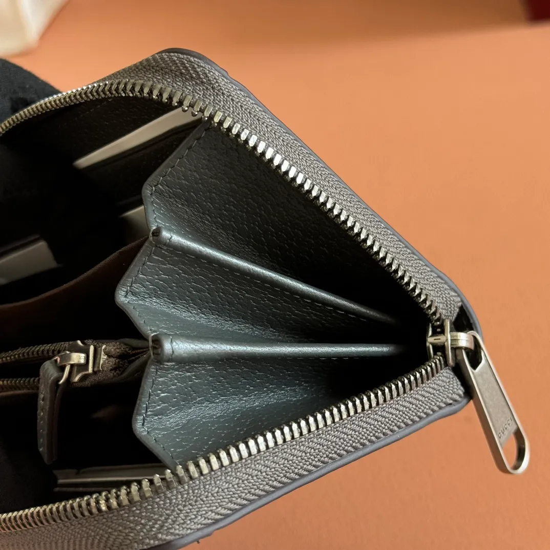 p480. 📣📣📣【Original leather accessories🌈(Cdfmall Sanya Duty Free Store Handbag)🔥🔥 The Ophidia series wallet combines the iconic double G details with the gray and black GG Supreme canvas, paying tribute to the origin of the Gucci brand through timeless matching techniques. This accessory echoes the endless retro sentiment of the Ophidia series items. Model: 706844 Size: 19*10.5*2.5 Color: gray leather/PVC.