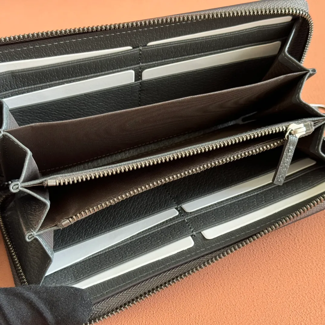 p480. 📣📣📣【Original leather accessories🌈(Cdfmall Sanya Duty Free Store Handbag)🔥🔥 The Ophidia series wallet combines the iconic double G details with the gray and black GG Supreme canvas, paying tribute to the origin of the Gucci brand through timeless matching techniques. This accessory echoes the endless retro sentiment of the Ophidia series items. Model: 706844 Size: 19*10.5*2.5 Color: gray leather/PVC.