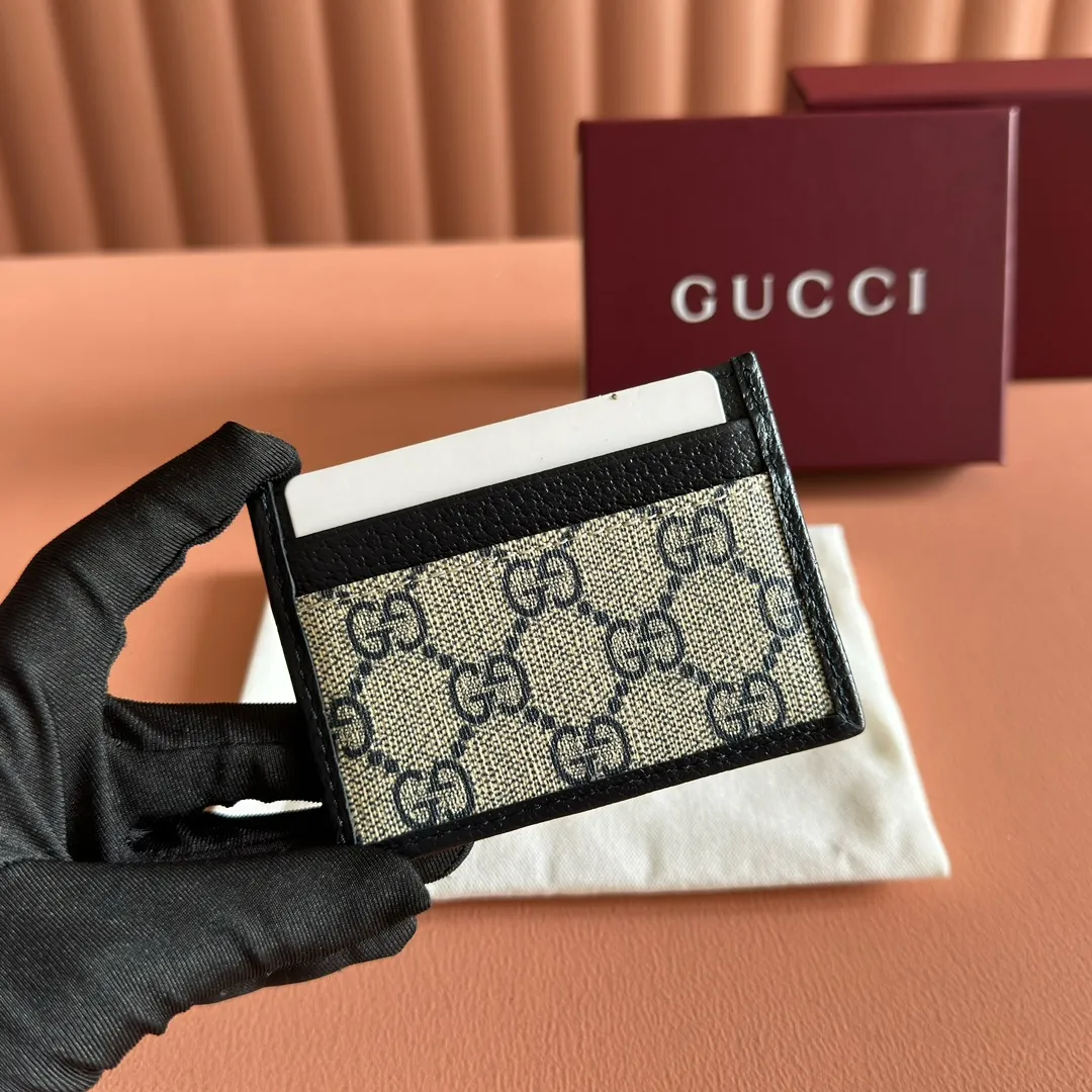 p260. 📣📣📣【Original leather with 🌈full counter packaging】🔥🔥This simple and slender wallet is made of black GG Supreme canvas, decorated with tonal leather piping and an interlocking double G logo, highlighting the charm of a classic design. Black GG Supreme canvas, environmentally friendly material. Black leather trim. Viscose lining. Oval leather interlocking G plaque. Eight card compartments, two bill compartments. Color: blue/pvc. Model: 673002.