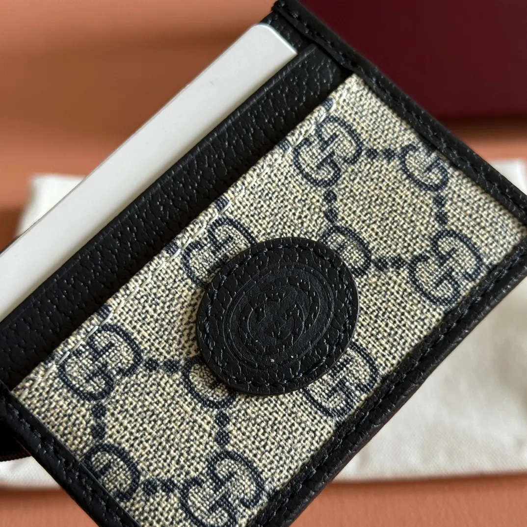 p260. 📣📣📣【Original leather with 🌈full counter packaging】🔥🔥This simple and slender wallet is made of black GG Supreme canvas, decorated with tonal leather piping and an interlocking double G logo, highlighting the charm of a classic design. Black GG Supreme canvas, environmentally friendly material. Black leather trim. Viscose lining. Oval leather interlocking G plaque. Eight card compartments, two bill compartments. Color: blue/pvc. Model: 673002.