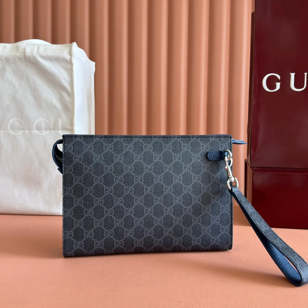 p720🔥🔥🔥【With full set of original green box packaging】Clutch bag with GG details. As the brand's iconic material, GG Supreme canvas has become the main fabric in Gucci's design universe. In the new series, it is reinterpreted through the Gucci aesthetic perspective. This clutch features an all-over monogram pattern. GG accessories add branding charm to the piece. Beige and ebony GG Supreme canvas, red leather trim, brass hardware with red ceramic effect finish, cotton and linen moire fabric lining, GG detail, interior: six card compartments, detachable wrist strap, zip closure. Model: 768255. Dimensions: 18(L) x 26(W) x 6cm(D) Color: Gray Gram. Made in Italy Weight: Approx. 0.387 kg