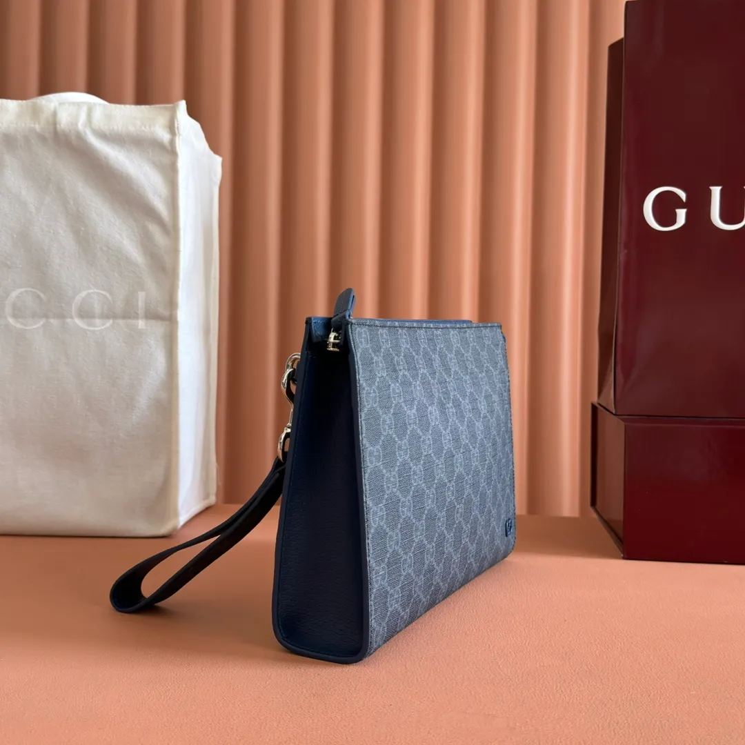 p720🔥🔥🔥【With full set of original green box packaging】Clutch bag with GG details. As the brand's iconic material, GG Supreme canvas has become the main fabric in Gucci's design universe. In the new series, it is reinterpreted through the Gucci aesthetic perspective. This clutch features an all-over monogram pattern. GG accessories add branding charm to the piece. Beige and ebony GG Supreme canvas, red leather trim, brass hardware with red ceramic effect finish, cotton and linen moire fabric lining, GG detail, interior: six card compartments, detachable wrist strap, zip closure. Model: 768255. Dimensions: 18(L) x 26(W) x 6cm(D) Color: Gray Gram. Made in Italy Weight: Approx. 0.387 kg